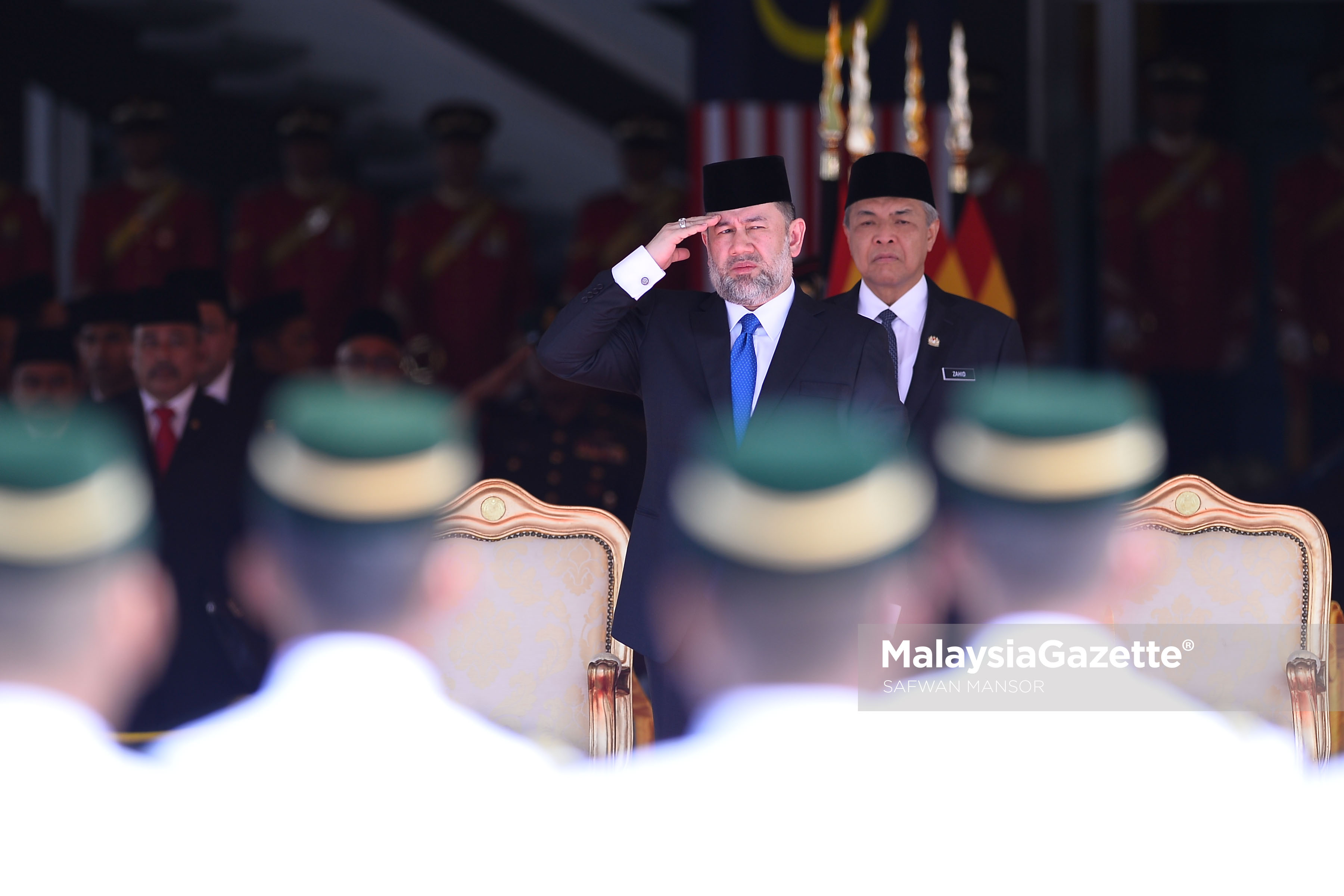 Yang di-Pertuan Agong, Sultan Muhammad V diiringi Timbalan Perdana Menteri, Datuk Seri Ahmad Zahid Hamidi memberi tabik hormat kepada perbarisan kawalan terhomat Batalion Pertama Rejimen Askar Melayu Diraja (RAMD) ketika tiba di Dataran Parlimen Malaysia, Kuala Lumpur . foto SAFWAN MANSOR, 26 FEBRUARI 2017
