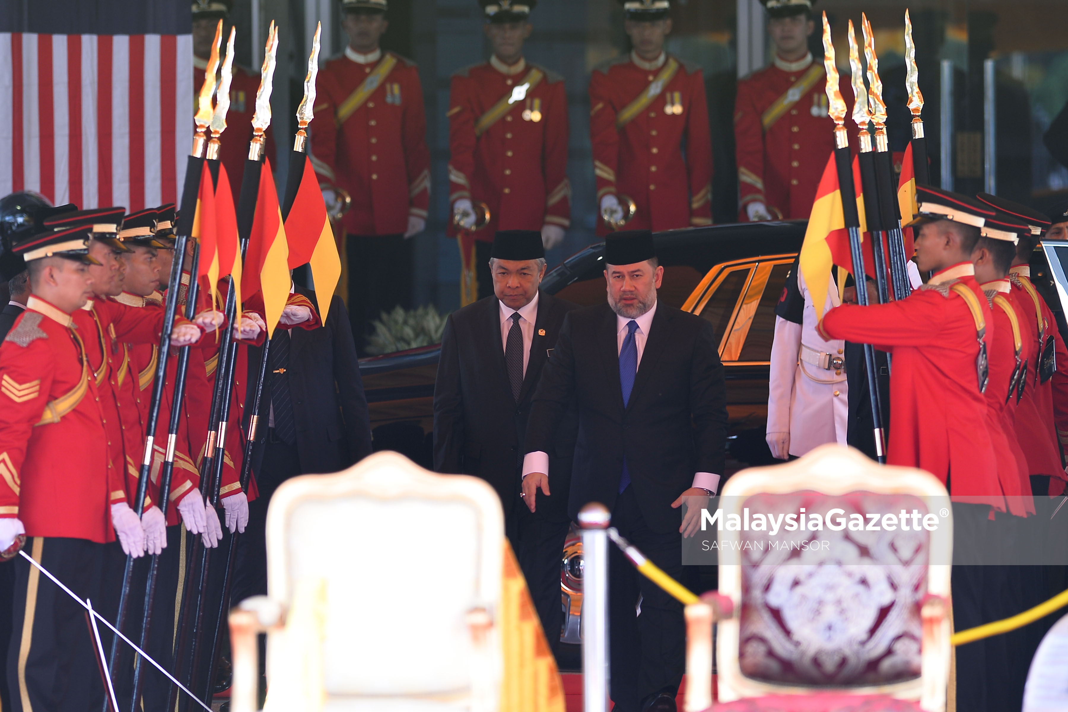 Yang di-Pertuan Agong, Sultan Muhammad V diiringi Timbalan Perdana Menteri, Datuk Seri Ahmad Zahid Hamidi ketika tiba di Dataran Parlimen Malaysia, Kuala Lumpur . foto SAFWAN MANSOR, 26 FEBRUARI 2017