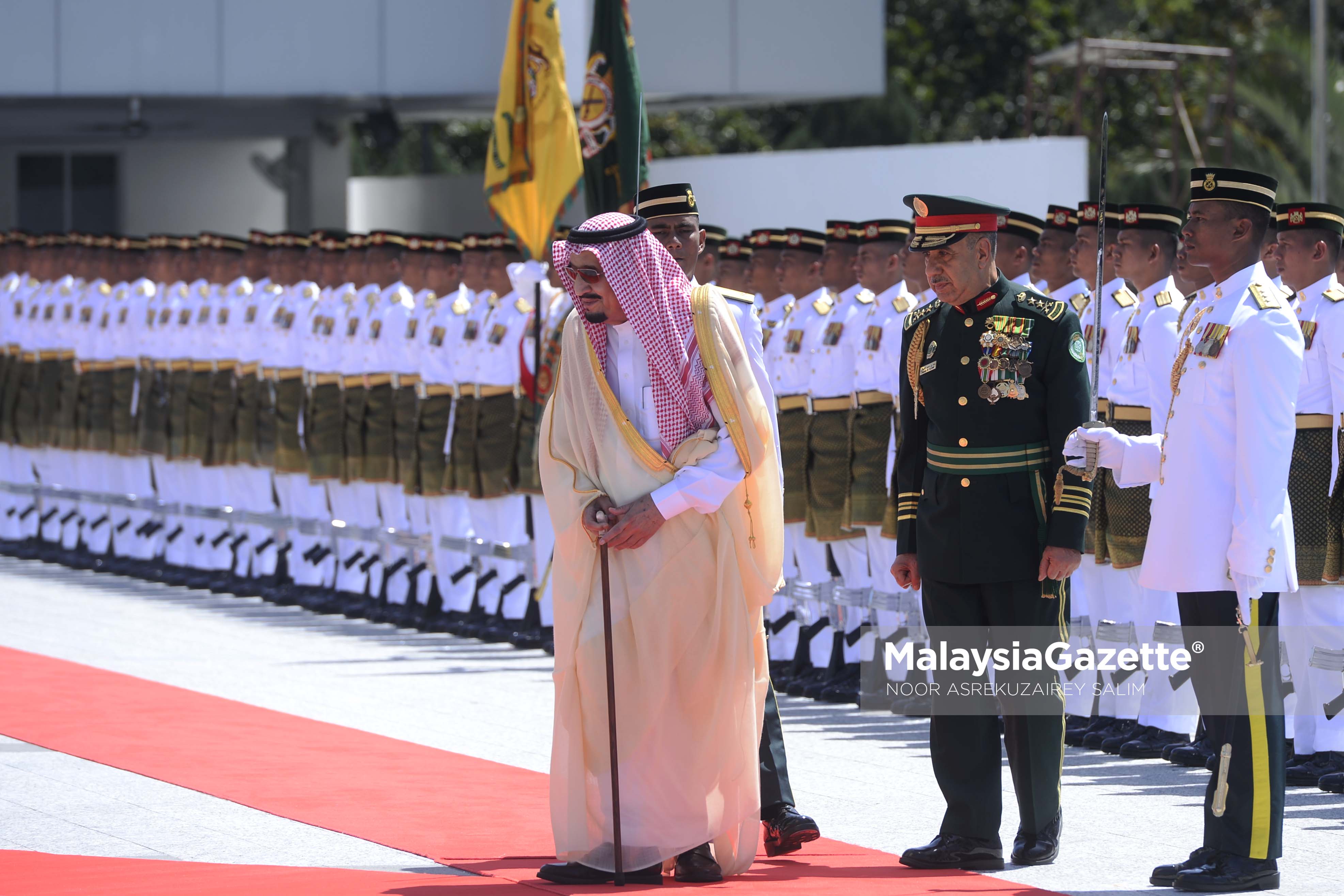 Raja Arab Saudi, Salman Abdulaziz Al Saud memeriksa perbarisan kawalan terhormat Batalion Pertama Rejimen Askar Melayu Diraja di sempena lawatan rasmi beliau ke Malaysia di Dataran Parlimen, Kuala Lumpur. foto NOOR ASREKUZAIREY SALIM, 26 FEBRUARI 2017