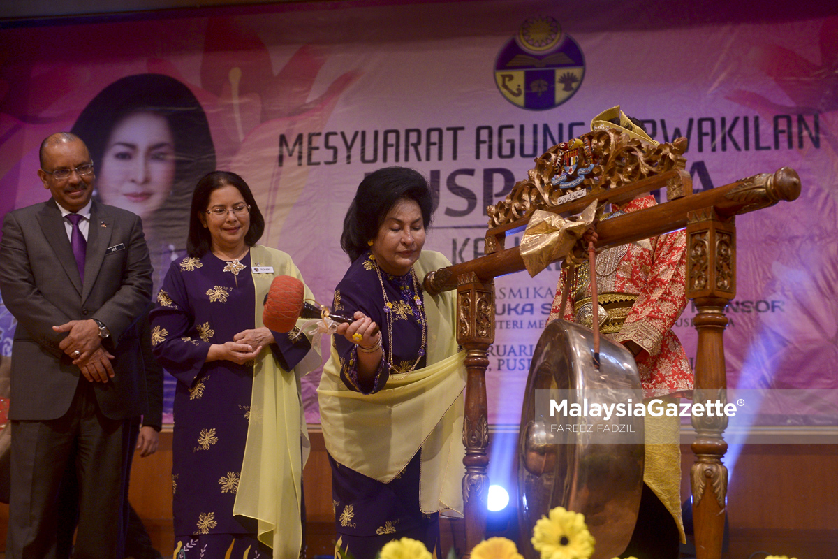 Isteri Perdana Menteri merangkap Penaung PUSPANITA, Datin Seri Rosmah Mansor mengetuk gong sebagai gimik perasmian Mesyuarat Agung Perwakilan PUSPANITA ke 35 turut mengiringi Yang Dipertua PUSPANITA, Datuk Rohani Abdullah (dua kiri) dan Ketua Setiausaha Negara, Tan Sri Ali Hamsa (kiri) di Puspanitapuri, Putrajaya. foto FAREEZ FADZIL, 28 FEBRUARI 2017