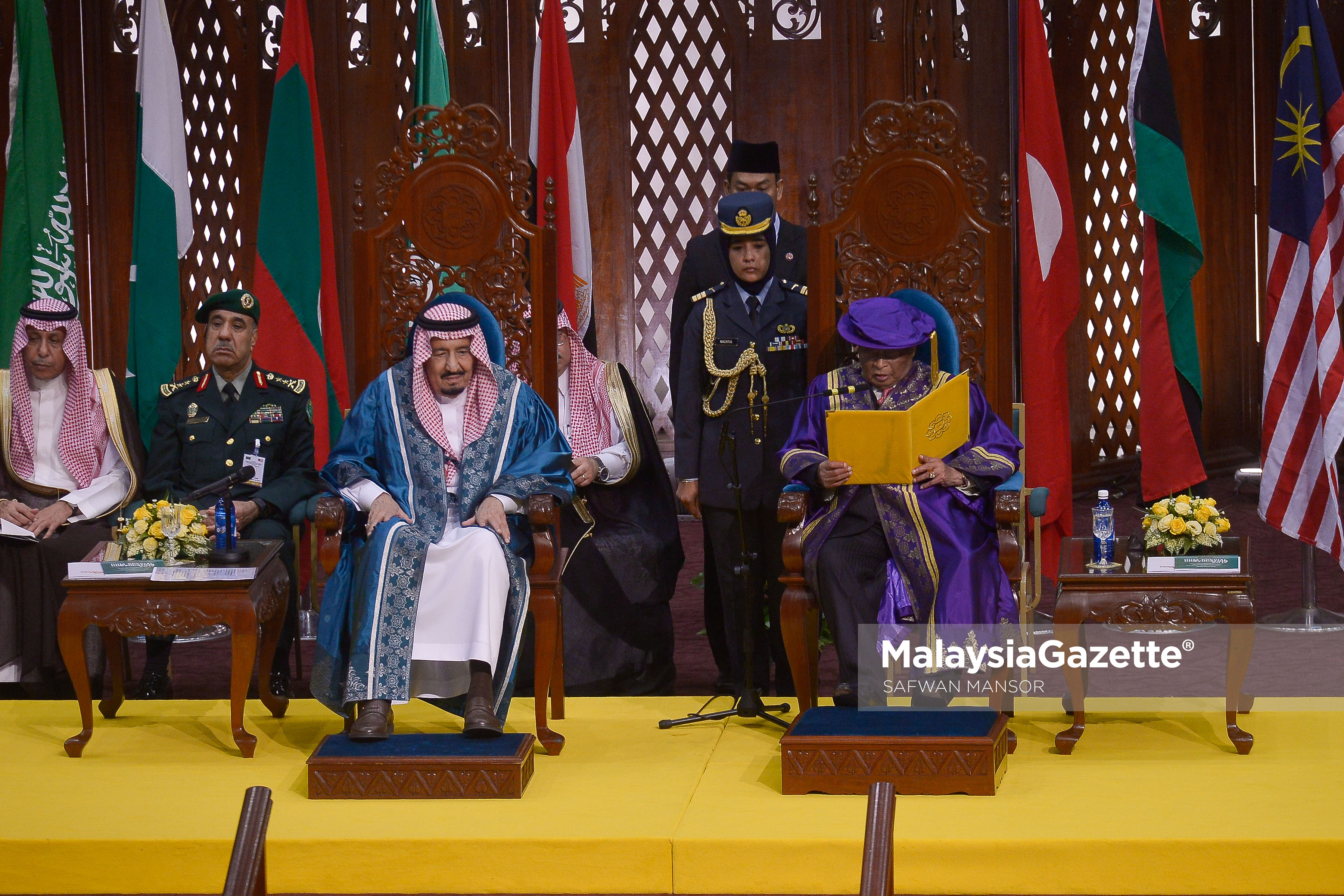 Sultan Pahang merangkap Ketua Perlembagaan Universiti Islam Antarabangsa Malaysia (UIAM), Sultan Ahmad Shah (kanan) berucap sebelum menganugerahkan Ijazah Kehormat Doktor Falsafah Sains Politik (Islam Dan Wasatiyyah) dan Anugerah Pencapaian Cemerlang Sepanjang Hayat kepada Raja Arab Saudi, Raja Salman Abdulaziz Al-Saud (kiri) sempena konvokesyen khas di Universiti Islam Antarabangsa Malaysia (UIAM), Gombak.  foto SAFWAN MANSOR, 28 FEBRUARI 2017