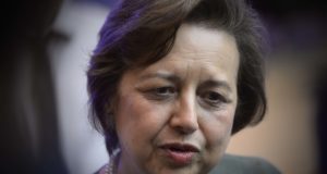 Walaupun telah dilantik sebagai Pengerusi Permodalan Nasional Bhd. (PNB) yang baharu, Tan Sri Dr. Zeti Akhtar Aziz tetap akan memikul tanggung jawab sebagai ahli Majlis Penasihat Kerajaan (CEP) yang digalasnya sejak 50 hari yang lalu.