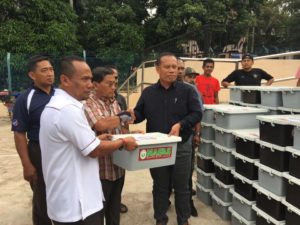  Pengerusi NAFAS, Datuk Seri Saipolbahari Suib menyampaikan sumbangan makanan #nafasprihatin yang diagihkan kepada mangsa-mangsa banjir di Muar, Johor, baru-baru ini.