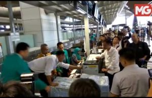 Proses daftar masuk tujuh bagasi Duta Besar Korea Utara