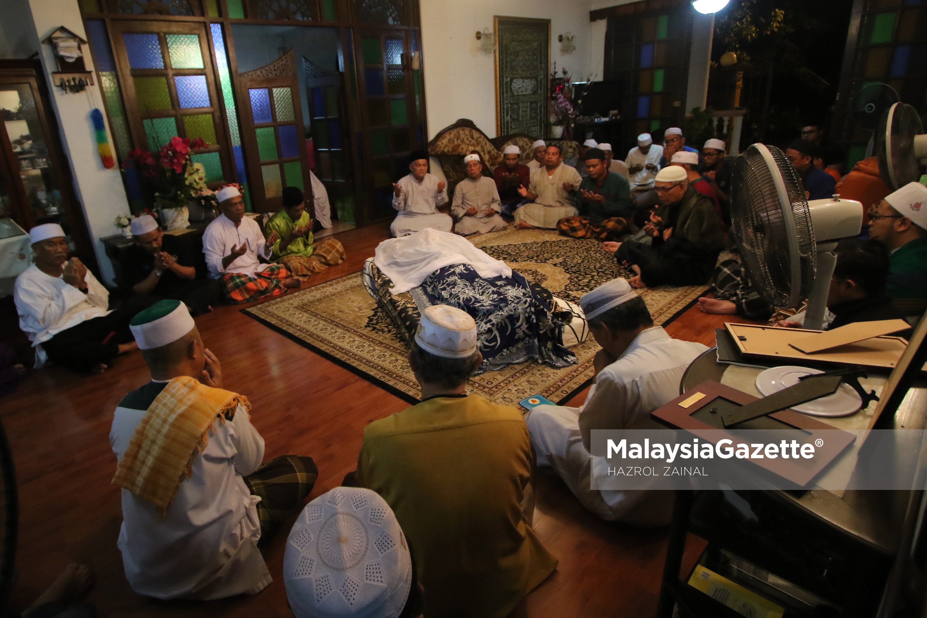 Orang ramai membaca surah Yasin ketika hadir menziarahi jenazah Allahyarham Seniman Tan Sri Jins Shamsuddin di Kampung Pasir Hulu Kelang, Selangor. foto MOHD HAZROL ZAINAL, 01 MAC 2017.