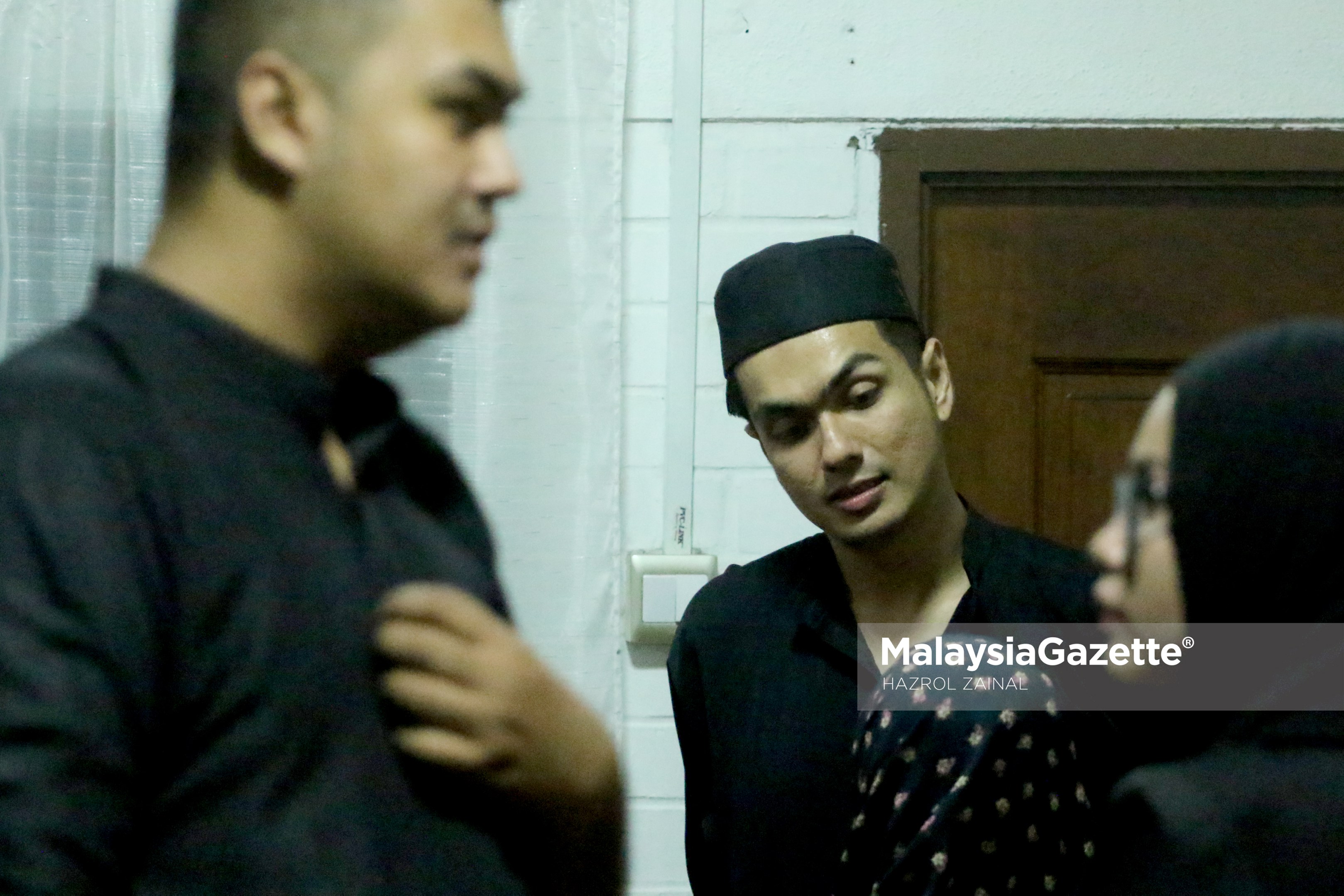 Reaksi Putera Hang Jebat (kiri) dan Putera Hang Nadim (tengah) di kediaman mereka berikutan kematian ayah mereka Tan Sri Jins Shamsuddin di Kampung Pasir Hulu Kelang, Selangor. foto MOHD HAZROL ZAINAL, 01 MAC 2017.