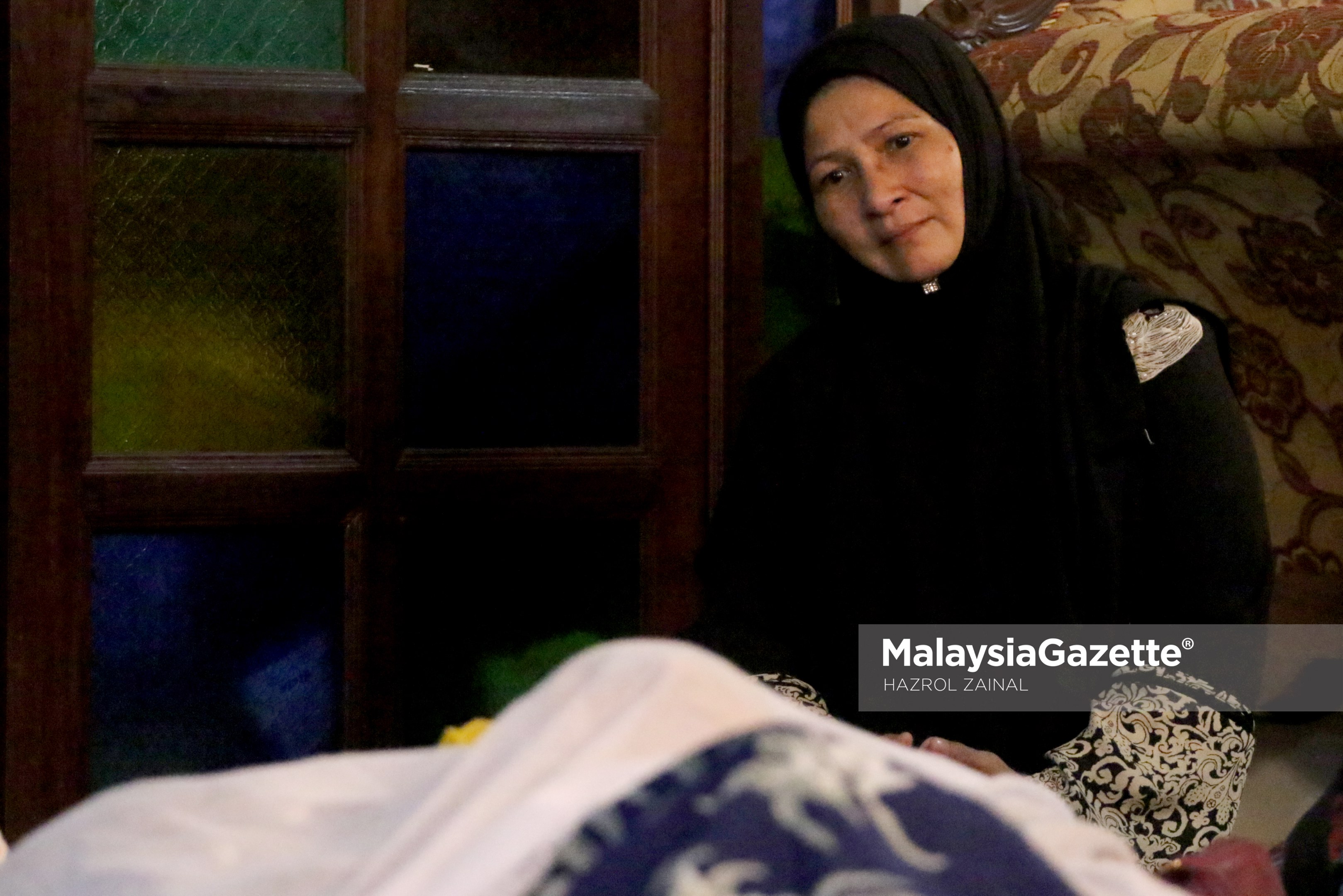 Isteri Allahayarham Tan Sri Jins Shamsuddin, Puan Sri Halijah Abdullah di sisi jenazah suaminya di Kampung Pasir Hulu Kelang, Selangor. foto MOHD HAZROL ZAINAL, 01 MAC 2017.