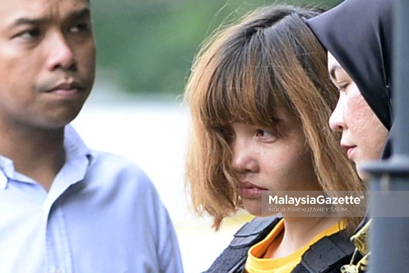 Suspek wanita Doan Thi Huong, 29 berasal dari Vietnam dibawa keluar dari mahkamah oleh sepasukan anggota polis selepas dituduh berkenaan terlibat dalam kes pembunuhan Kim Jong-nam yang merupakan abang tiri pemimpin tertinggi Korea Utara, Kim Jong-un di Kompleks Mahkamah Sepang, Selangor. foto NOOR ASREKUZAIREY SALIM, 01 MAC 2017