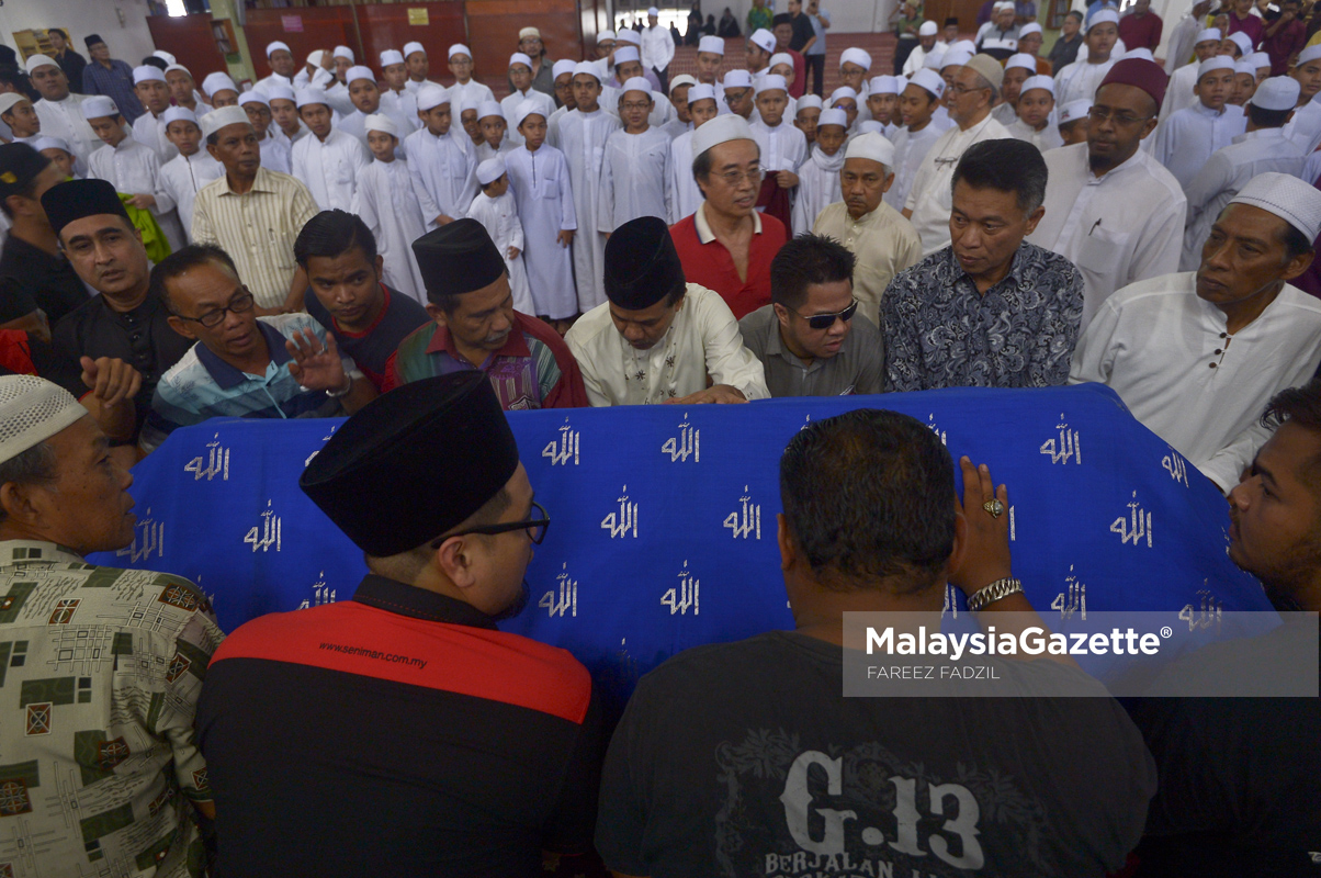 Jenazah Allahyarham Tan Sri Jins Samsuddin ketika dibawa ke Masjid Al-Ridhuan untuk disembahyangkan di Hulu Kelang, Selangor. foto FAREEZ FADZIL, 02 MAC 2017