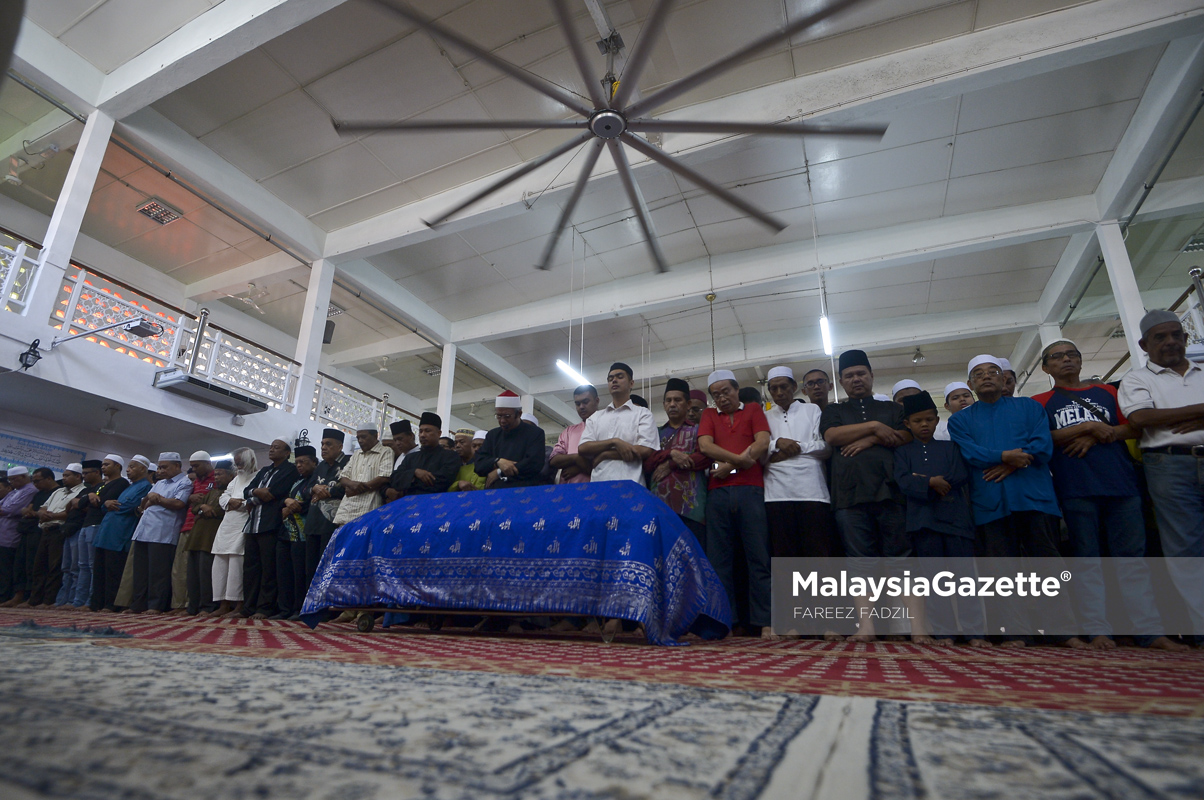 Jenazah Allahyarham Tan Sri Jins Samsuddin disembahyangkan anaknya dan orang ramai di Masjid Al-Ridhuan, Hulu Kelang, Selangor. foto FAREEZ FADZIL, 02 MAC 2017