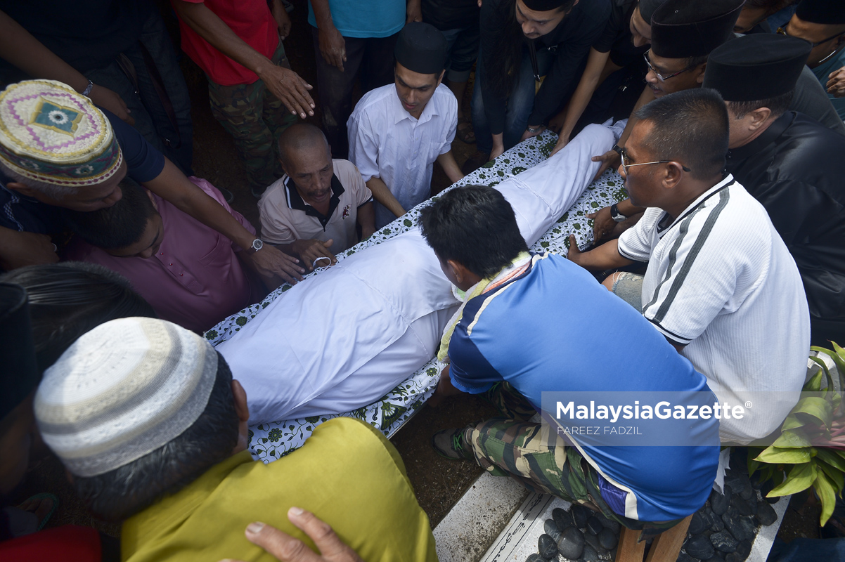 Orang ramai kelihatan mengangkat jenazah Allahyarham Tan Sri Jins Samsuddin sebelum dikebumikan di Masjid Al-Ridhuan, Hulu Kelang, Selangor. foto FAREEZ FADZIL, 02 MAC 2017