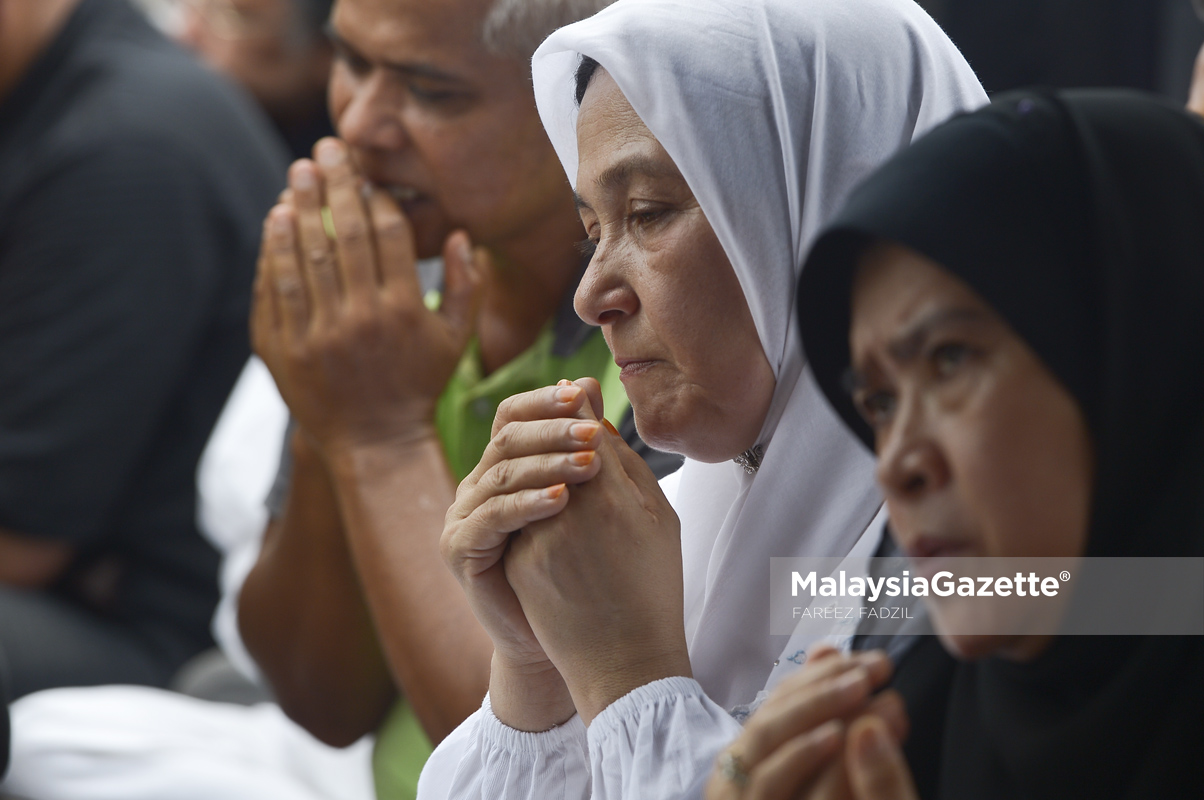 Isteri, Puan Sri Halijah Abdullah (tengah) turut mengaminkan doa semasa pengebumian suaminya, Allahyarham Tan Sri Jins Samsuddin di Masjid Al-Ridhuan, Hulu Kelang, Selangor. foto FAREEZ FADZIL, 02 MAC 2017