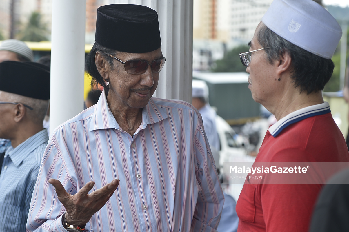 Ahmad Nawab (kiri) turut hadir pada pengebumian Allahyarham Tan Sri Jins Samsuddin di Masjid Al-Ridhuan, Hulu Kelang Selangor. foto FAREEZ FADZIL, 02 MAC 2017