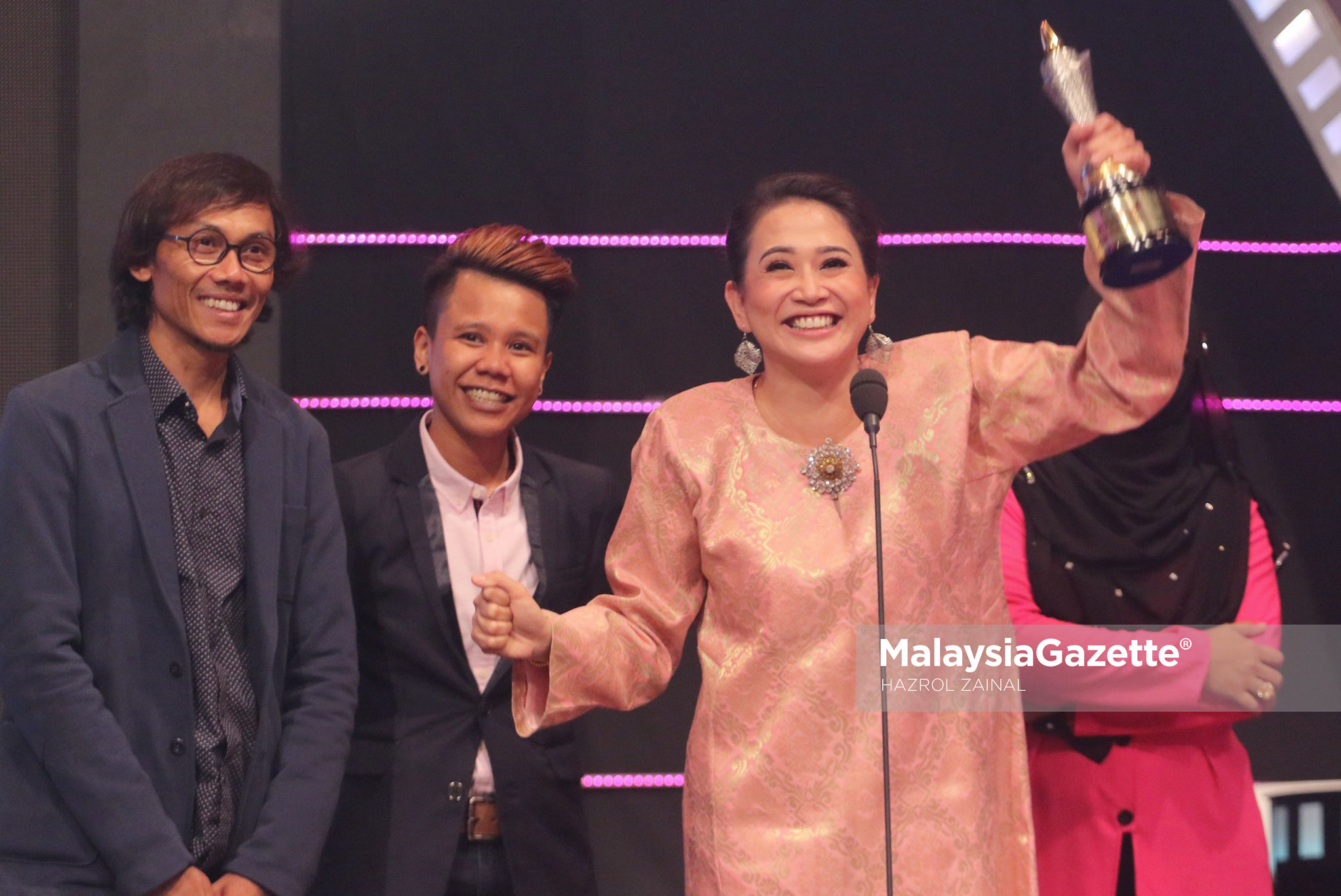 Pelakon Dira Abu Zahar (kanan) menyampaikan ucapan selepas merangkul Anugerah Telefilem Terbaik yang merupakan antara anugerah utama pada Anugerah Kaseh Tribute P.Ramlee di Auditorium Perdana Angkasapuri, Kuala Lumpur. foto MOHD HAZROL ZAINAL, 04 MAC 2017.