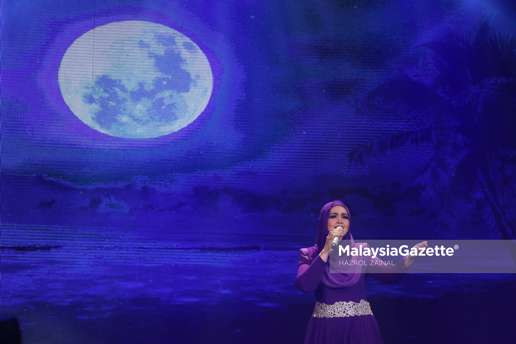 Persembahan dari Datuk Siti Nurhaliza pada malam Anugerah Kaseh Tribute P.Ramlee di Auditorium Perdana Angkasapuri, Kuala Lumpur. foto MOHD HAZROL ZAINAL, 04 MAC 2017.