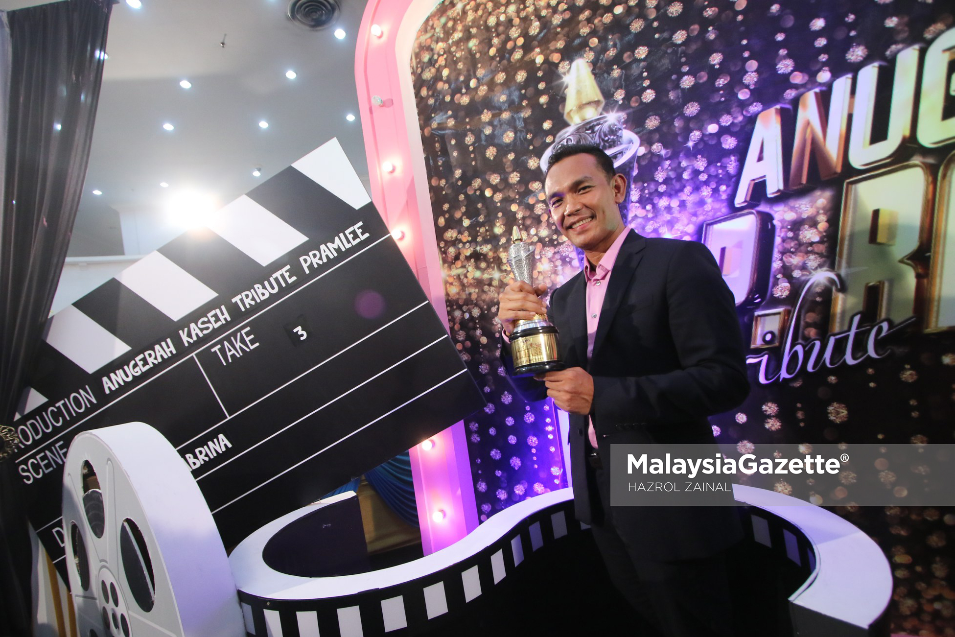 Pelakon, Che Kam bersama trofinya selepas merangkul Pelakon Lelaki Terbaik yang merupakan antara anugerah utama pada malam Anugerah Kaseh Tribute P.Ramlee di Auditorium Perdana Angkasapuri, Kuala Lumpur. foto MOHD HAZROL ZAINAL, 04 MAC 2017.