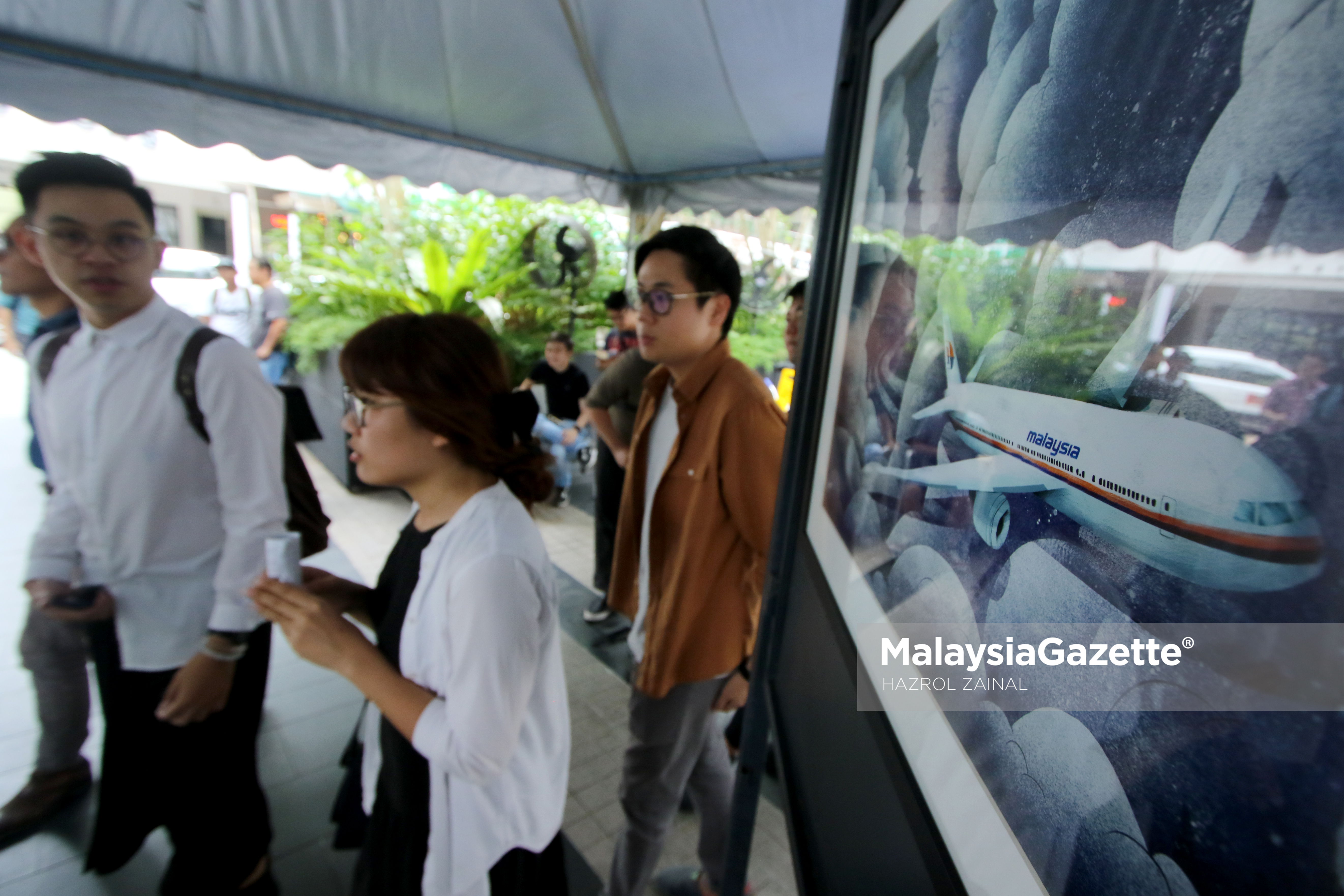 Antara lukisan pesawat MH370 yang terdapat sempena Pameran Memperingati Tahun ke 3 kehilangan pesawat MH370 di Publika, Solaris Dutamas, Kuala Lumpur. foto MOHD HAZROL ZAINAL, 04 MAC 2017.