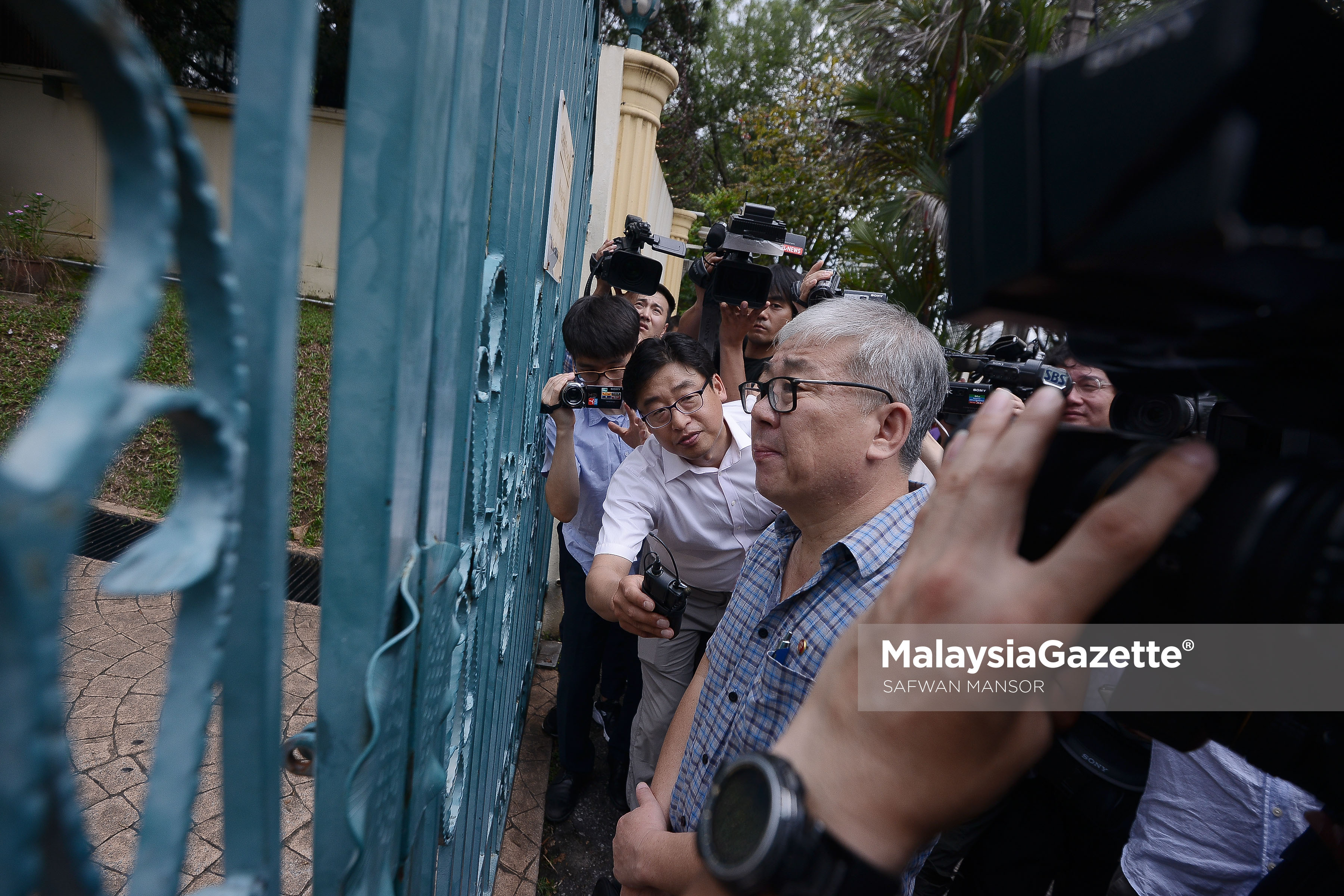 Seorang lelaki yang tidak dapat dikenal pasti dan dipercayai berbangsa Korea dlihat menunggu untuk memasuki Kedutaan Korea Utara di Malaysia, Kuala Lumpur. foto SAFWAN MANSOR, 04 MAC 2017