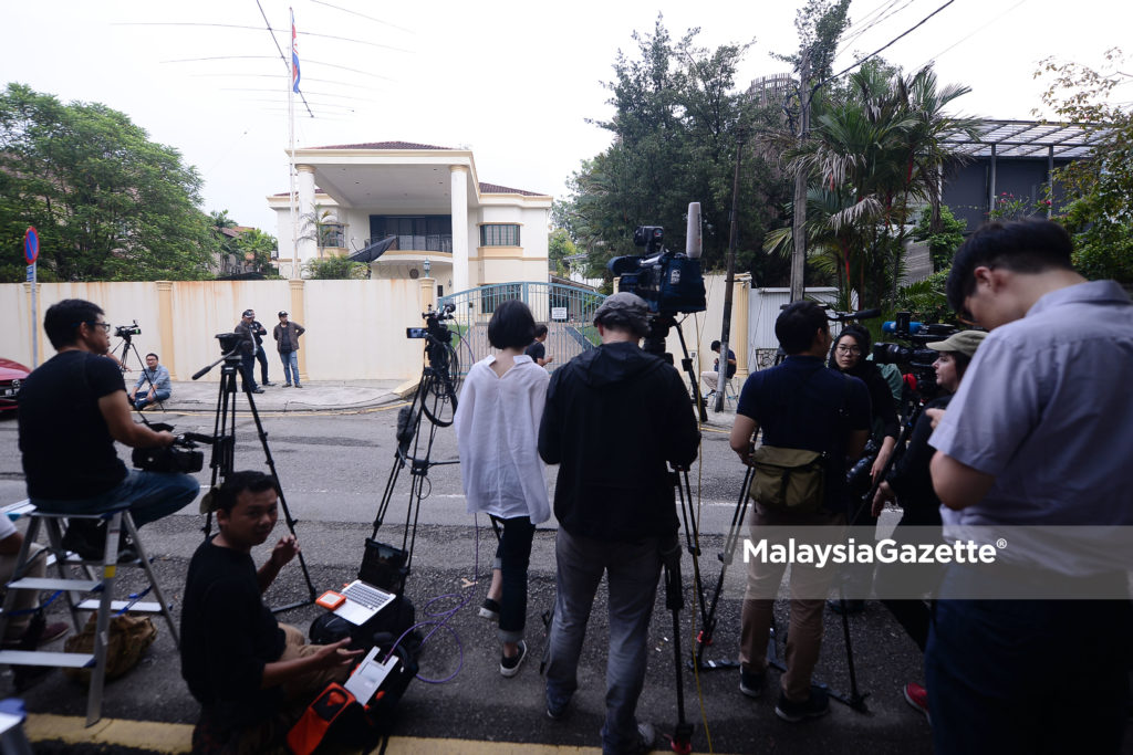 Para wartawan mula membanjiri kawasan hadapan Kedutaan Korea Utara di Malaysia bagi mendapatkan perkembangan terkini pengusiran Kang Chol. foto SAFWAN MANSOR, 04 MAC 2017