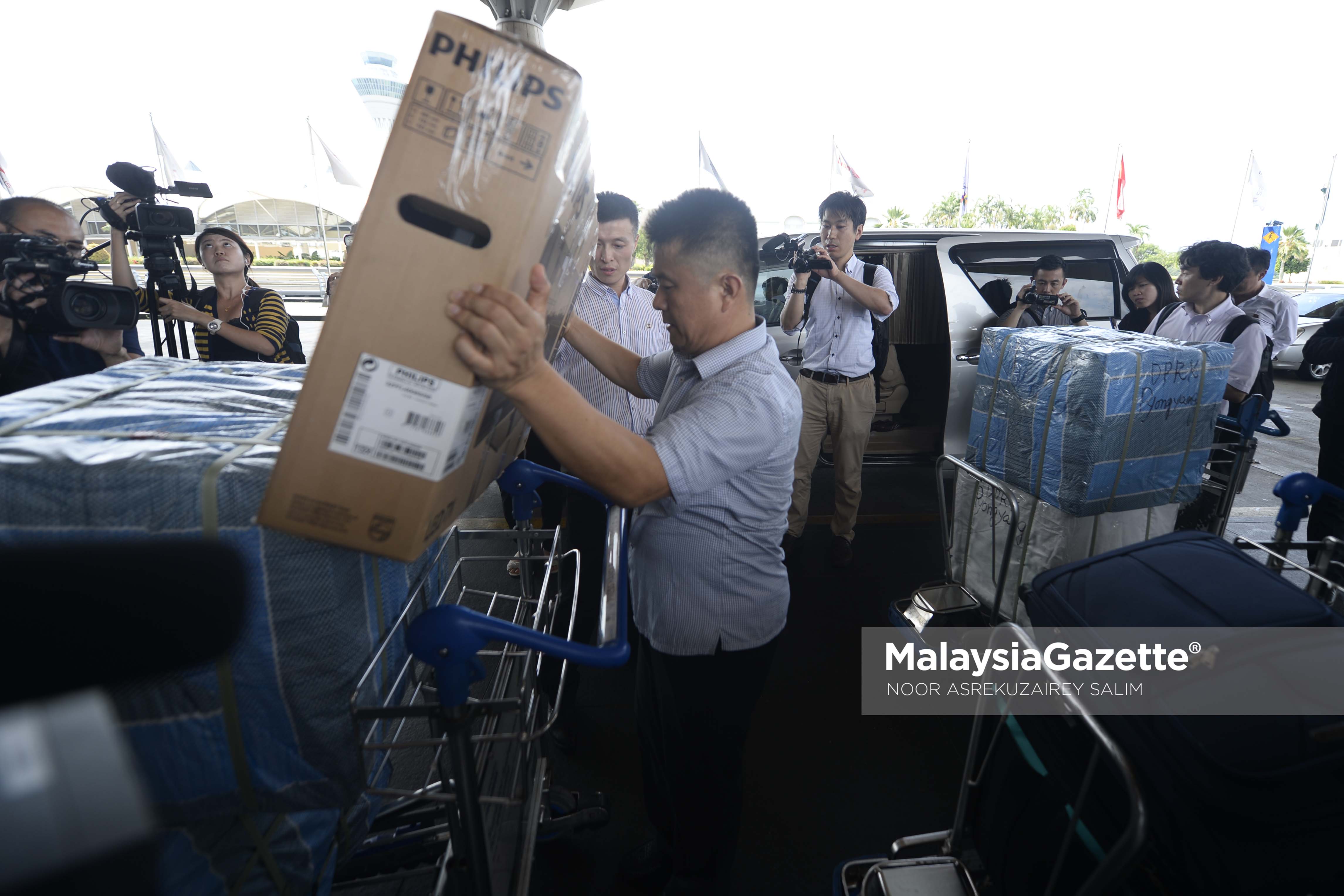 Kelihatan kakitangan kedutaan Korea Utara ke Malaysia membawa barangan Duta Korea Utara ke Malaysia, Kang Chol untuk dibawa pulang di Lapangan Terbang Antarabangsa Kuala Lumpur (KLIA), Sepang. foto NOOR ASREKUZAIREY SALIM, 06 MAC 2017