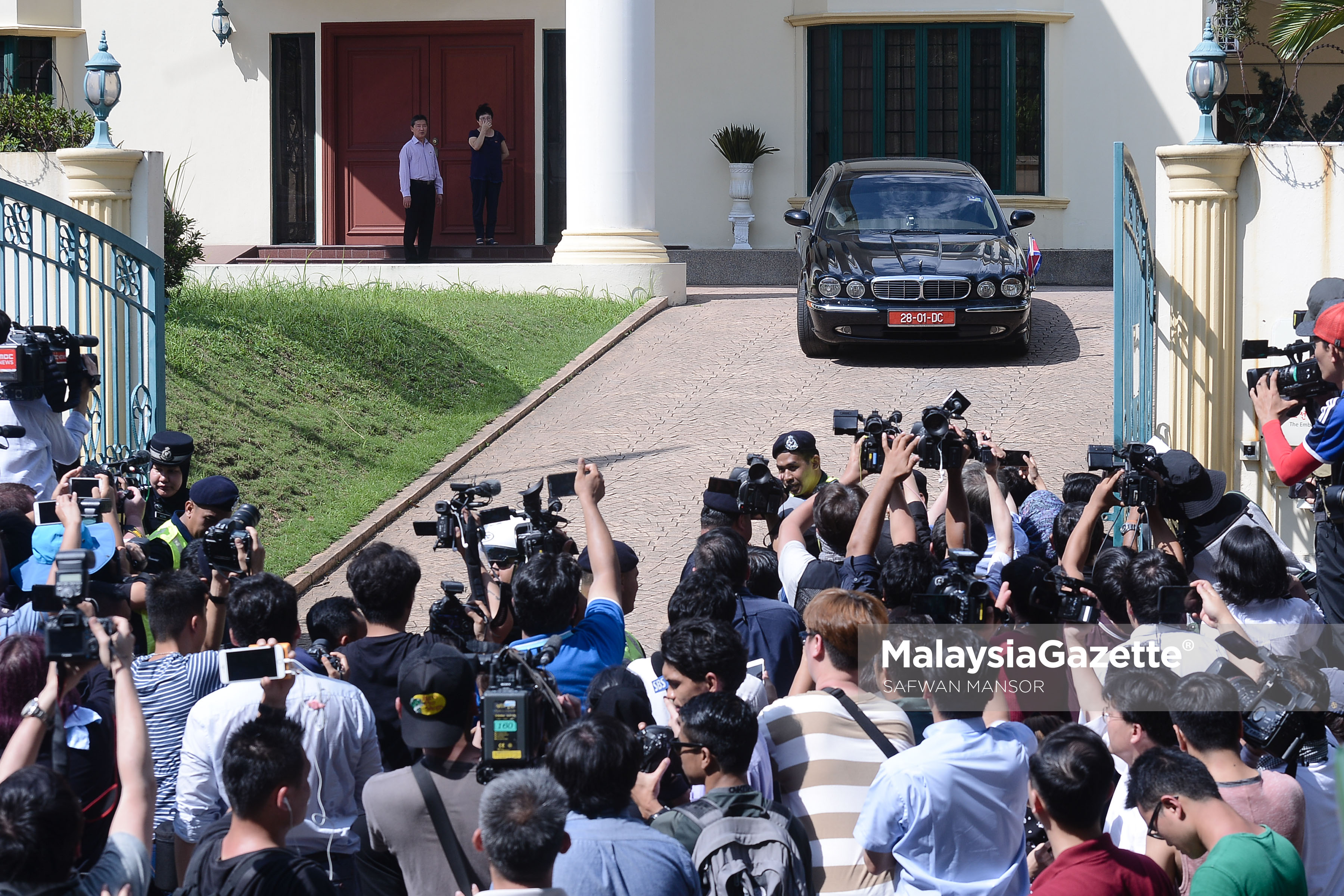 Kereta yang membawa Duta Korea Utara di Malaysia, Kang Chol kelihatan keluar dari kedutaan kira-kira jam 3.55petang selepas diusir oleh Kerajaan Malaysia di Kedutaan Korea Utara, Damansara foto SAFWAN MANSOR, 06 MAC 2017