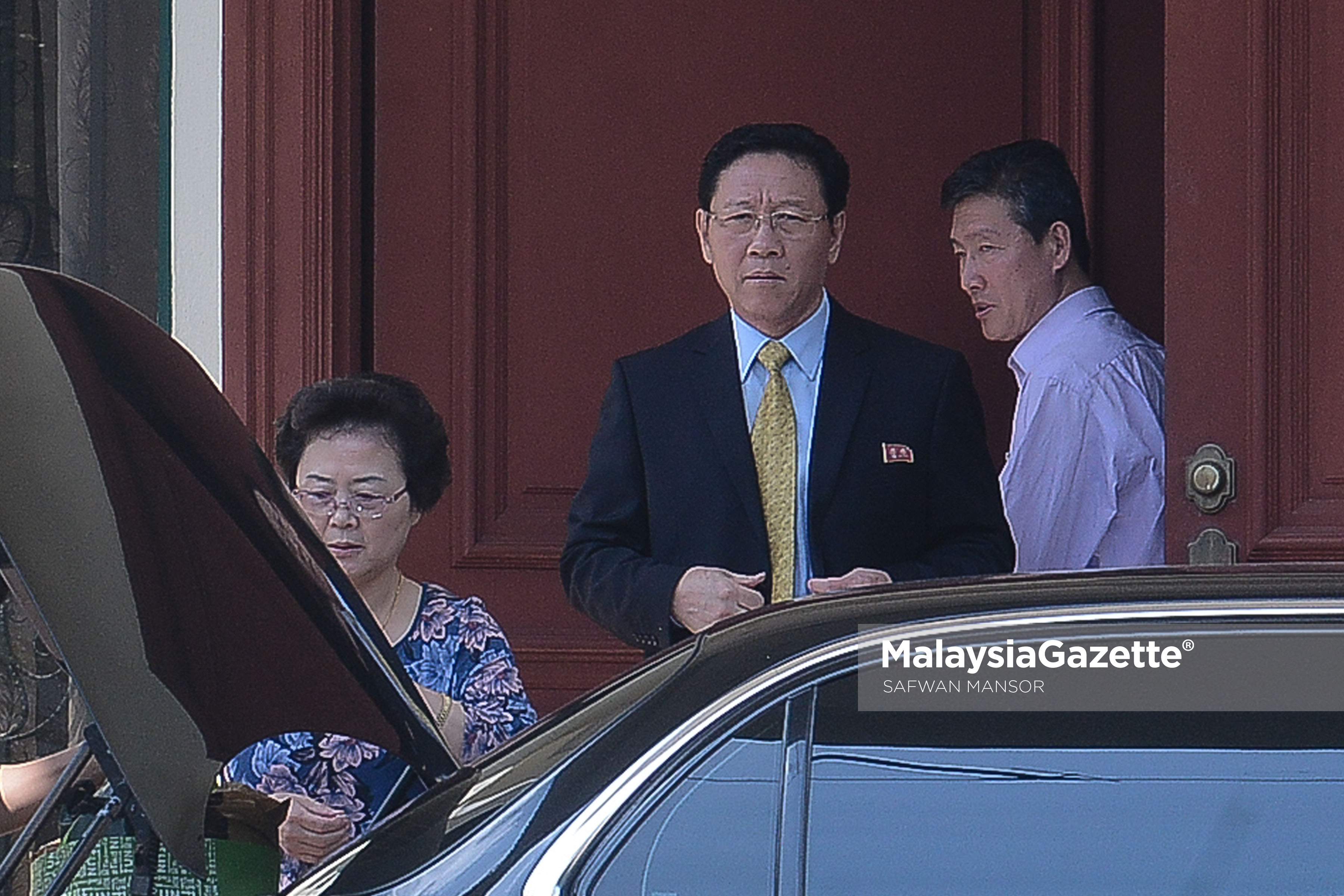 Duta Korea Utara di Malaysia, Kang Chol (dua kanan) dan isterinya (kiri) kelihatan keluar dari kedutaan kira-kira jam 3.55petang selepas diusir oleh Kerajaan Malaysia di Kedutaan Korea Utara, Damansara foto SAFWAN MANSOR, 06 MAC 2017
