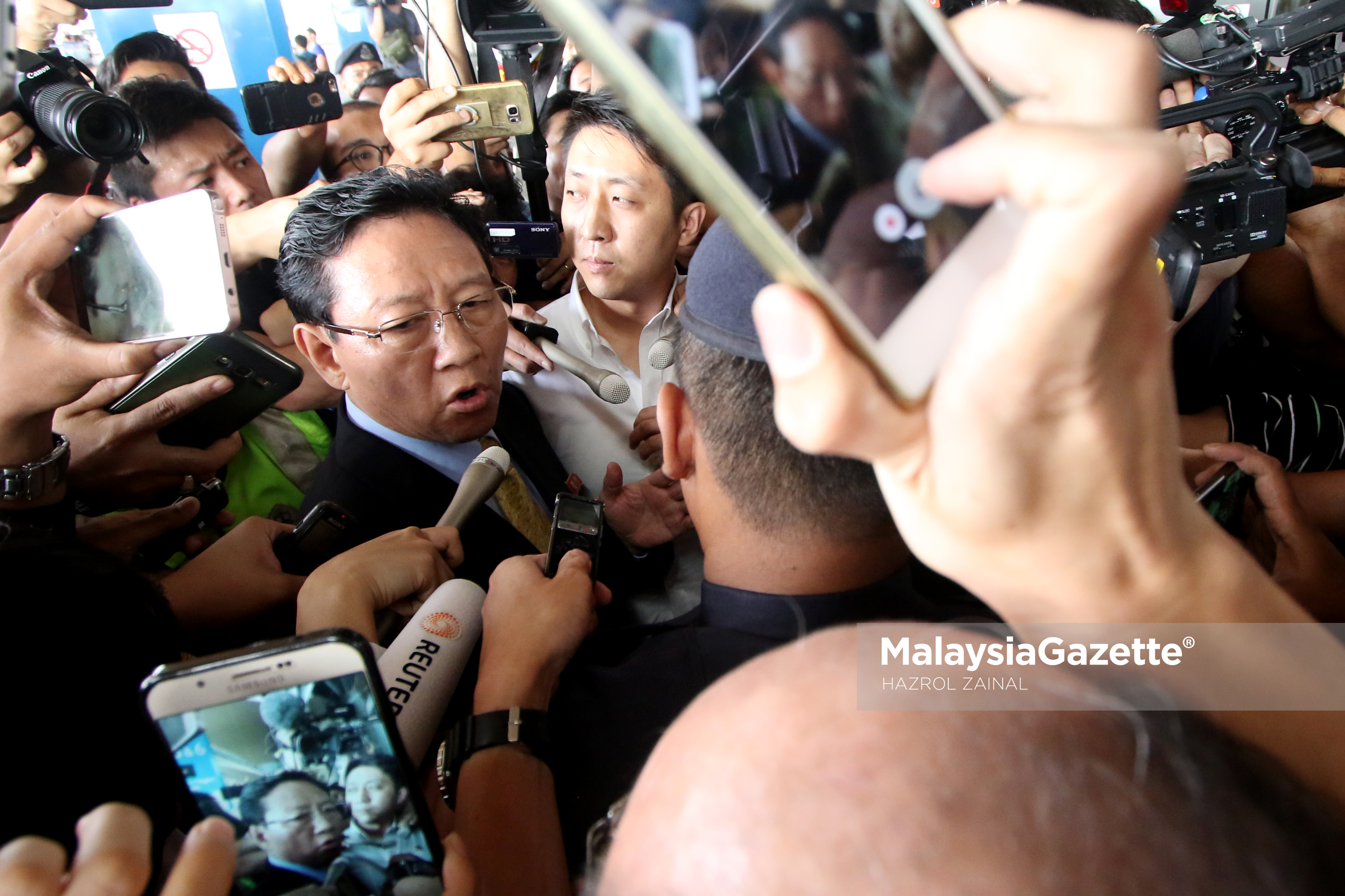 Duta Korea Utara di Malaysia, Kang Chol bercakap kepada media tempatan dan antrabangsa selepas diusir keluar oleh Kerajaan Malaysia di Lapangan Terbang Antarabangsa Kuala Lumpur (KLIA), Sepang. foto MOHD HAZROL ZAINAL, 06 MAC 2017.