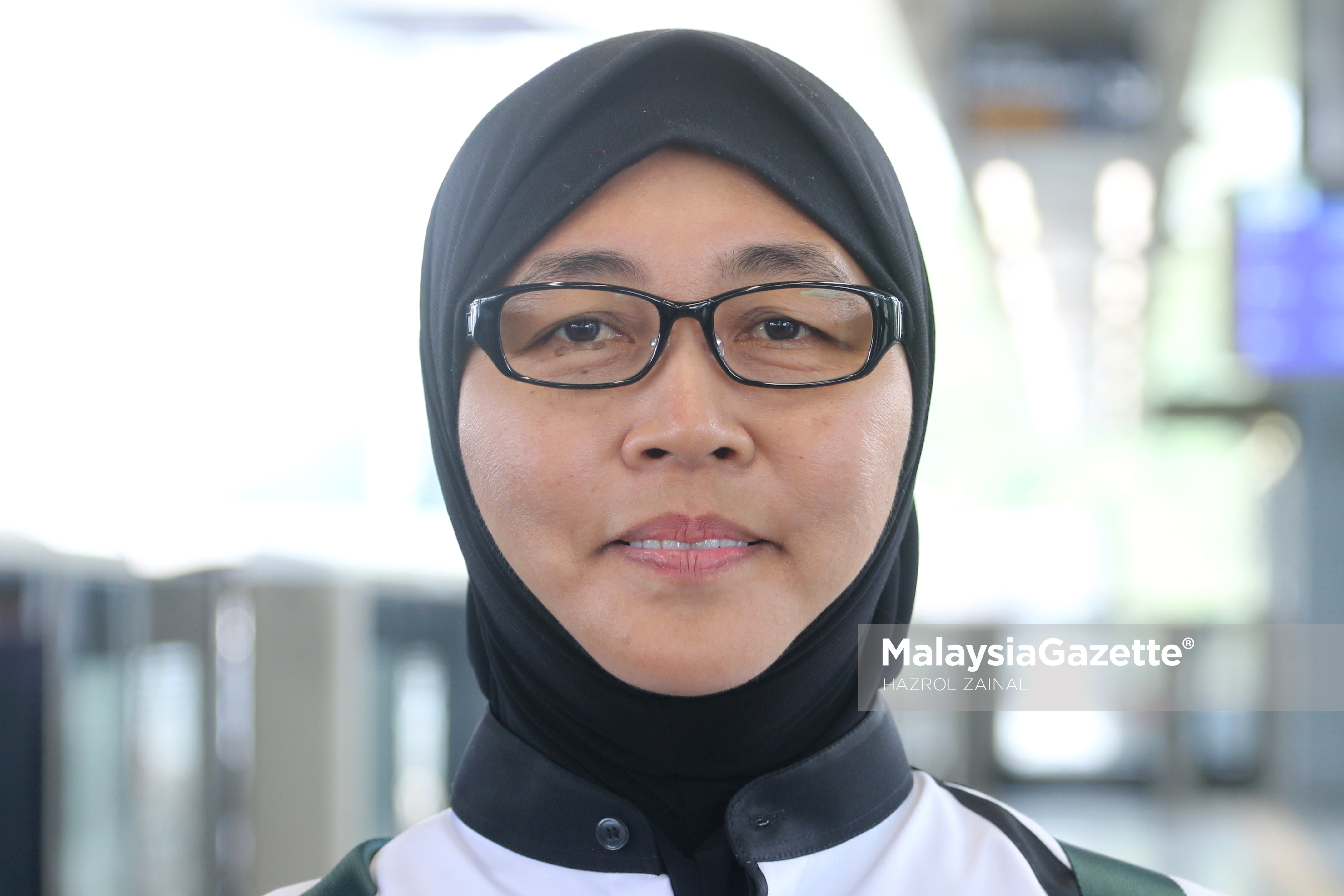 Pemandu teksi, Siti Khadijah Kaus bercakap ketika ditemuramah pada program 'Meet & Greet' bersama golongan wanita dalam sektor pengankutan awam darat (LPT) di stesen MRT Pusat Bandar Damansara. foto MOHD HAZROL ZAINAL, 07 MAC 2017.