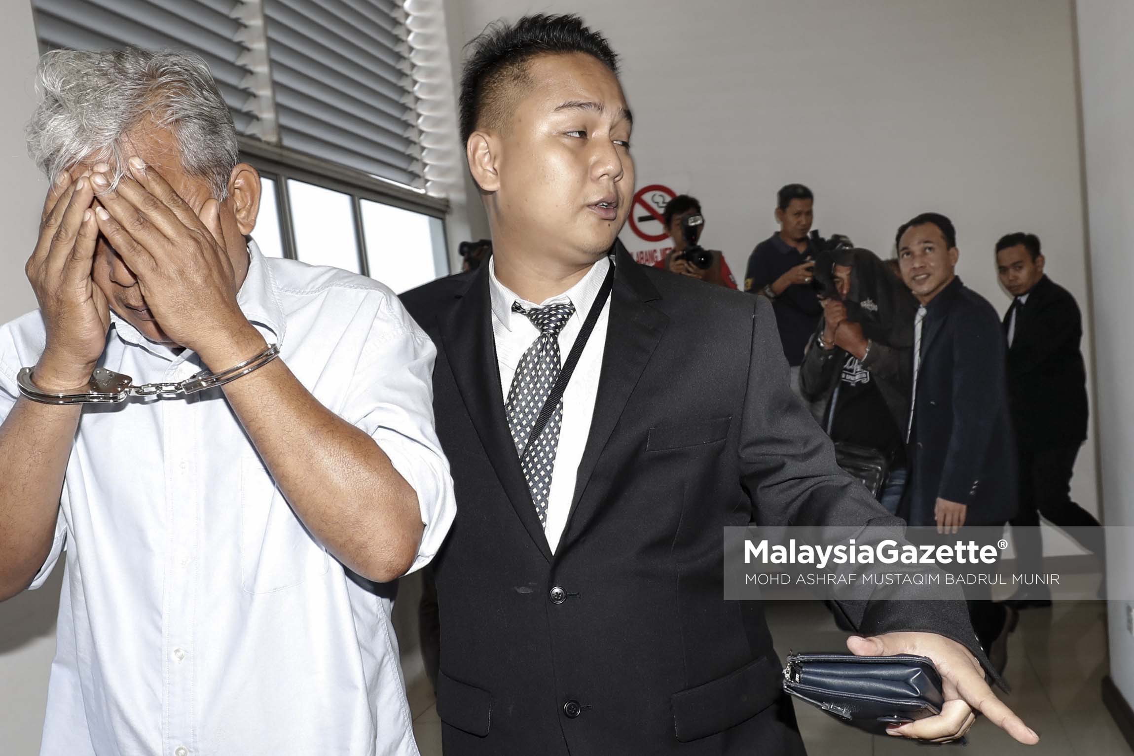 Anggota polis yang dibawa oleh pihak Suruhanjaya Pencegahan Rasuah Malaysia (SPRM) bagi menghadapi pertuduhan atas kes rasuah di Mahkamah Seksyen Shah Alam. foto ASHRAF MUSTAQIM BADRUL MUNIR, 08 MAC 2017.