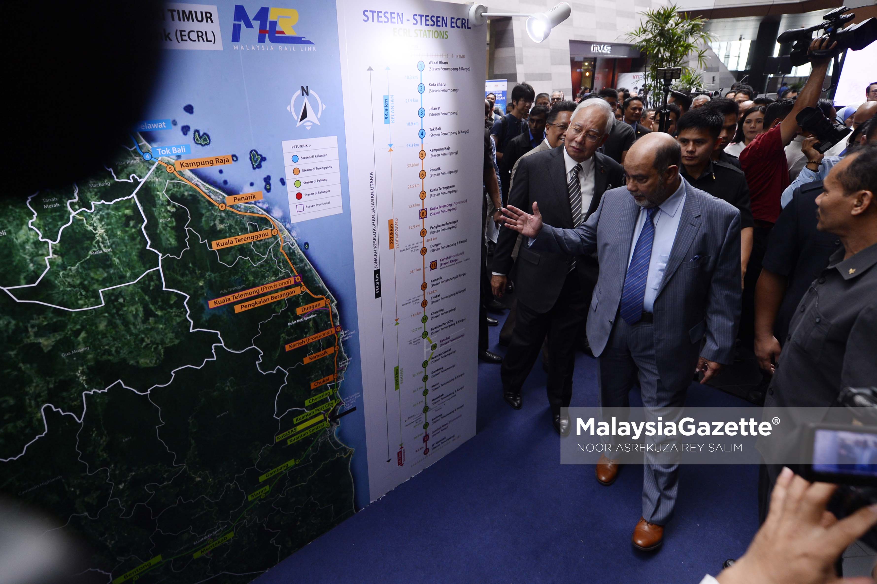 Perdana Menteri, Datuk Seri Najib Tun Razak diiringi Pengerusi SPAD, Tan Sri Syed Hamid Syed Jaafar Albar memberi penerangan ketika melawat ruang pameran pada Majlis Pelancaran Pemeriksaan Awam Projek ECRL di Ibu Pejabat Suruhanjaya Pengangkutan Awam Darat (SPAD), Kuala Lumpur. foto NOOR ASREKUZAIREY SALIM,08 MAC 2017