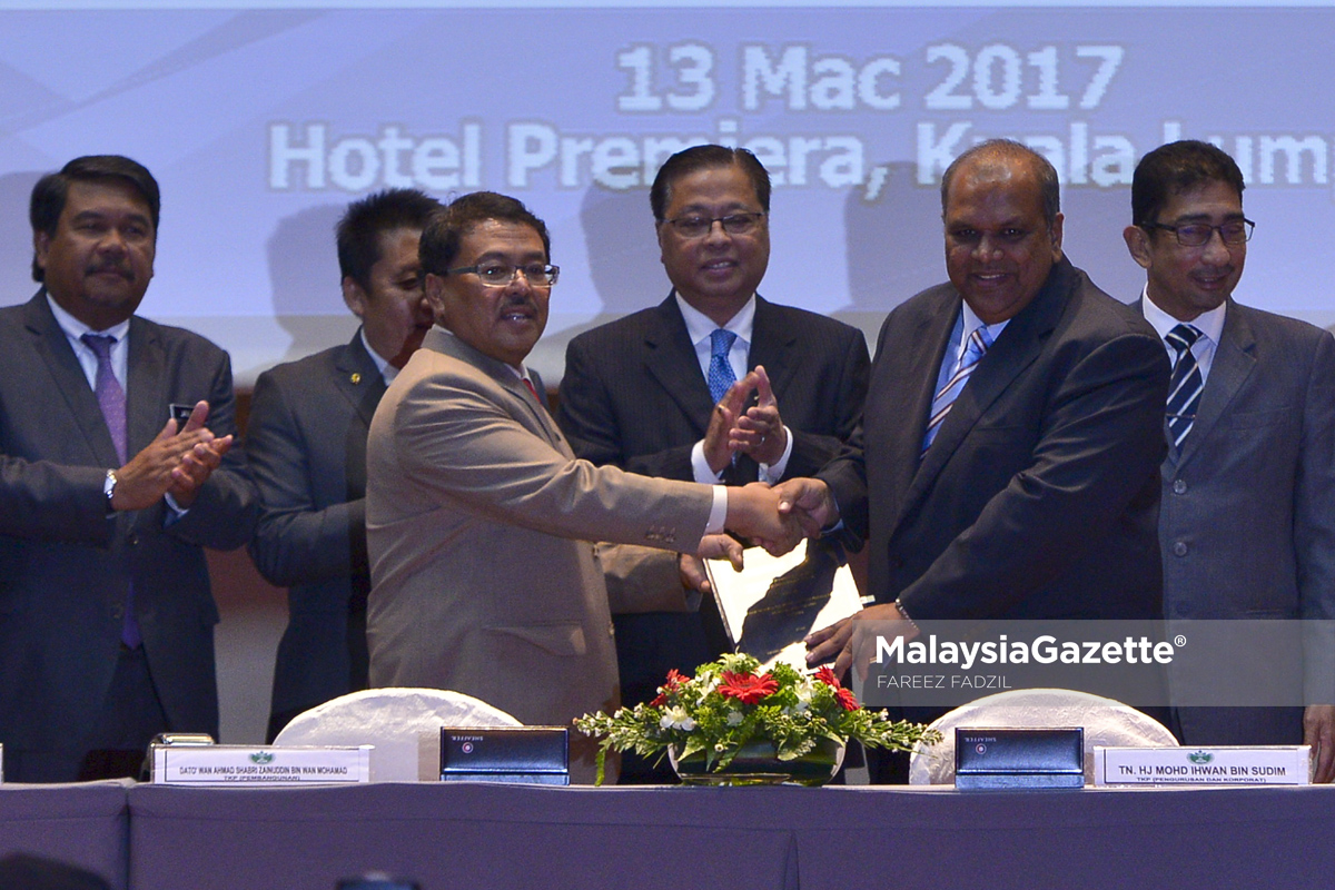 Menteri Kemajuan Luar Bandar dan Wilayah, Datuk Seri Ismail Sabri Yaacob (tengah) menyaksikan Timbalan Ketua Pengarah Pengurusan dan Korporat, Mohd Ihwan Sudim (tiga kiri) menukar memorandum persefahanam (MoU) bersama Ketua Pegawai Eksekutif Bank Muamalat, Datuk Mohd Redza Shah Abdul Wahid (dua kanan) semasa majlis menandatangani perjanjian persefahaman (MoU) di antara RISDA dan Bank Muamalat di Hotel Premiera, Kuala Lumpur. foto FAREEZ FADZIL, 13 MAC 2017