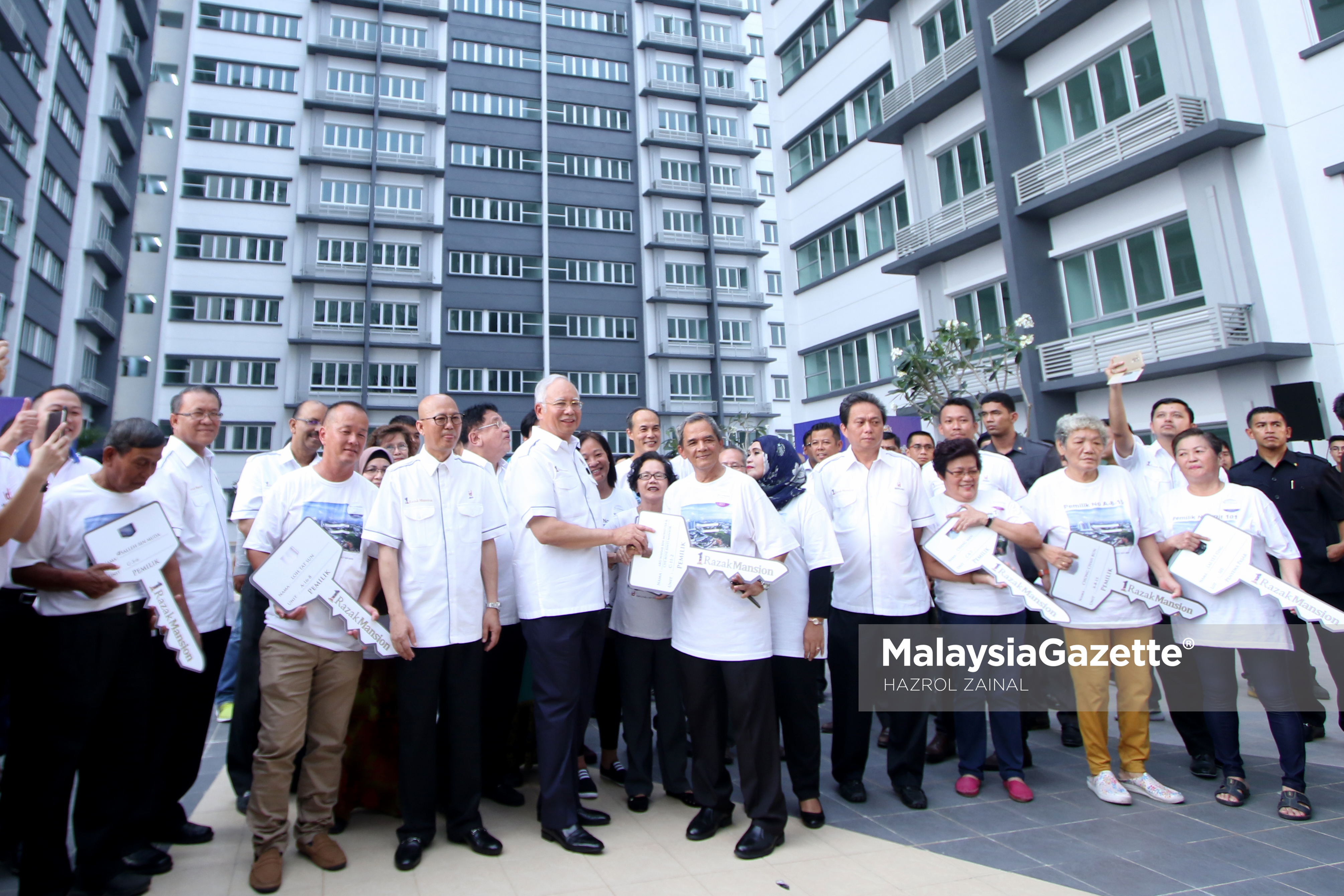 Perdana Menteri, Datuk Seri Najib Tun Razak menyerahkan kunci kepada sebahagian penerima Perumahan 1Razak Mansion pada Majlis Penyerahan Kunci 1Razak Mansion di 1Razak Mansion, Sungai Besi, Kuala Lumpur. foto MOHD HAZROL ZAINAL, 15 MAC 2017.