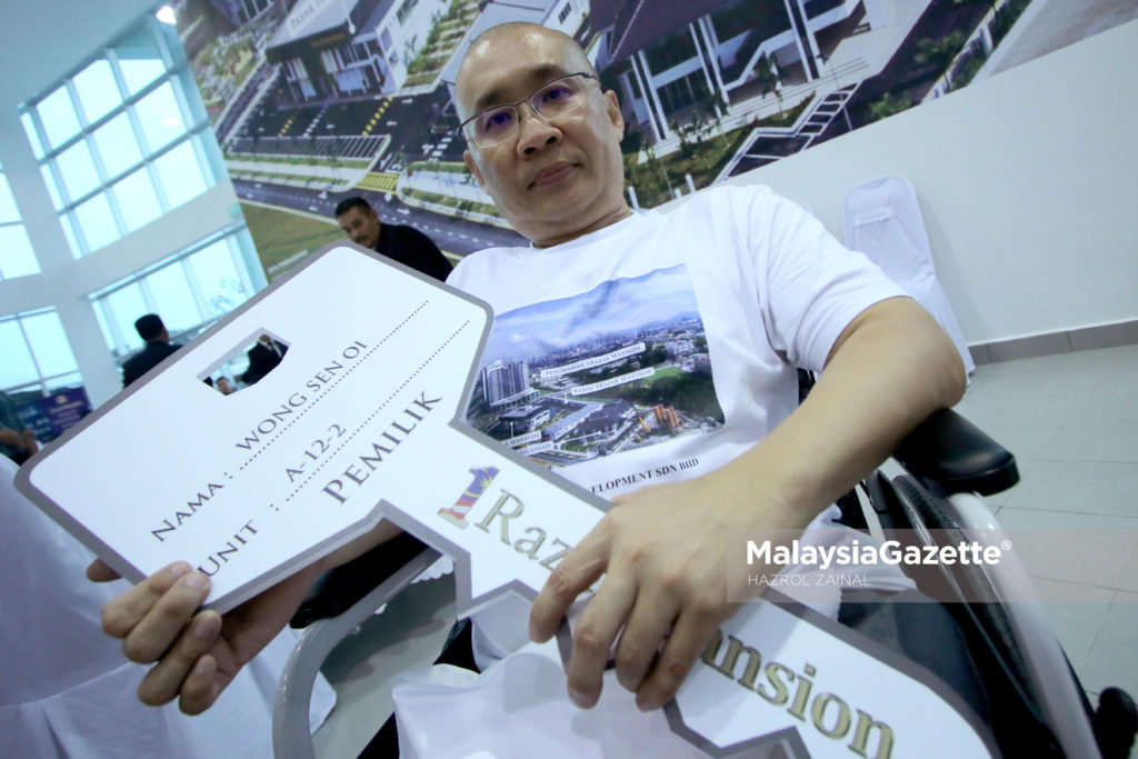 Penerima rumah 1Razak Mansion, Wong Seng Oi menunjukkan replika kunci rumah yang diterimanya pada Majlis Penyerahan Kunci 1Razak Mansion di 1Razak Mansion, Sungai Besi, Kuala Lumpur. foto MOHD HAZROL ZAINAL, 15 MAC 2017.