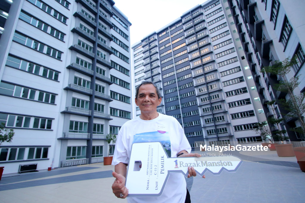 Penerima rumah 1Razak Mansion, Abdul Razak Mohd Isa menunjukkan replika kunci rumah yang diterimanya pada Majlis Penyerahan Kunci 1Razak Mansion di 1Razak Mansion, Sungai Besi, Kuala Lumpur. foto MOHD HAZROL ZAINAL, 15 MAC 2017.