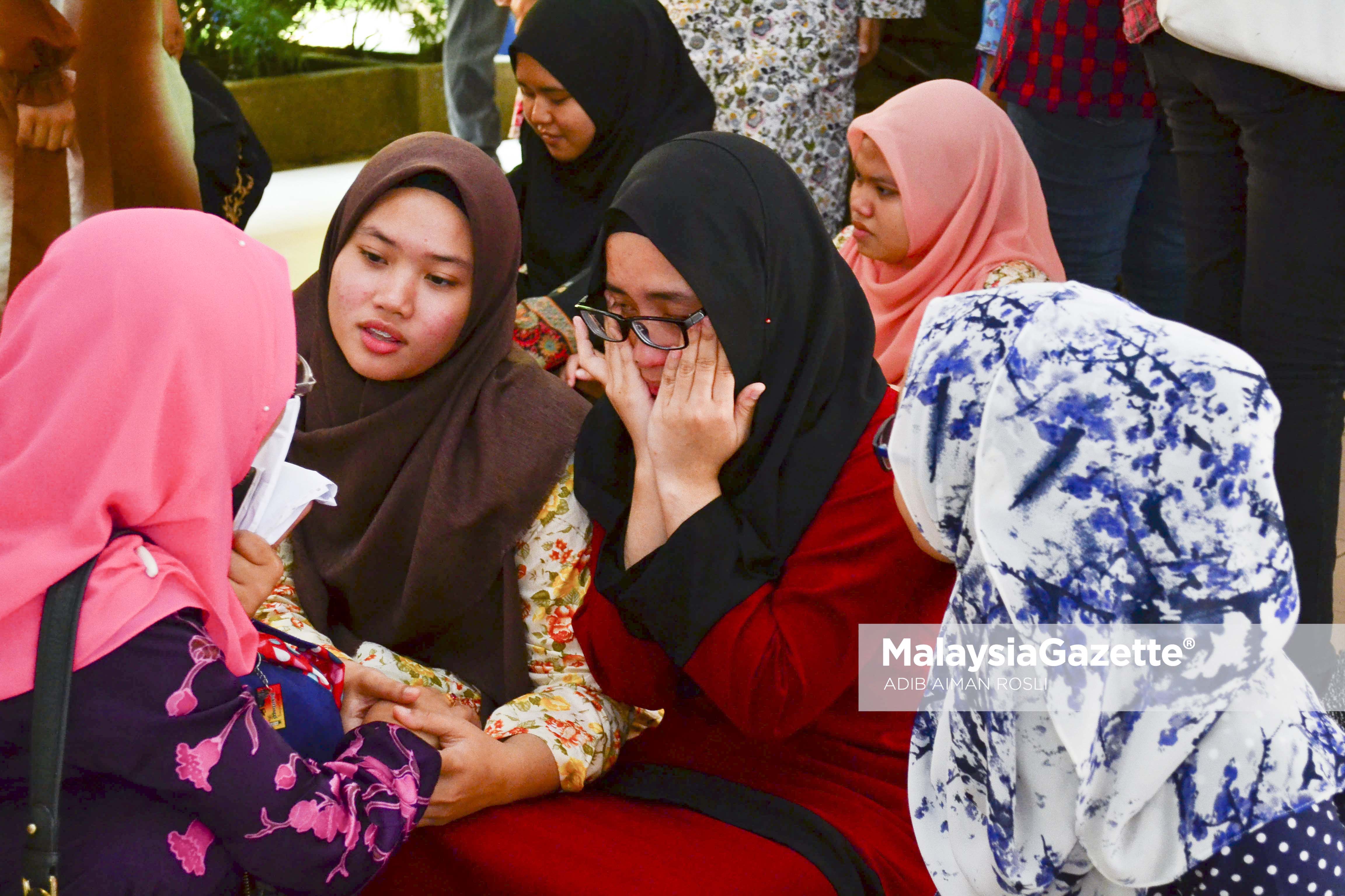 Salah seorang pelajar menangis dan dipujuk oleh gurunya selepas pengemuman keputusan cemerlang Sijil Pelajaran Malaysia (SPM) 2016 di Sekolah Menengah Kebangsaan Taman Setiawangsa, Kuala Lumpur. foto ADIB AIMAN ROSLI, 16 MAC 2017