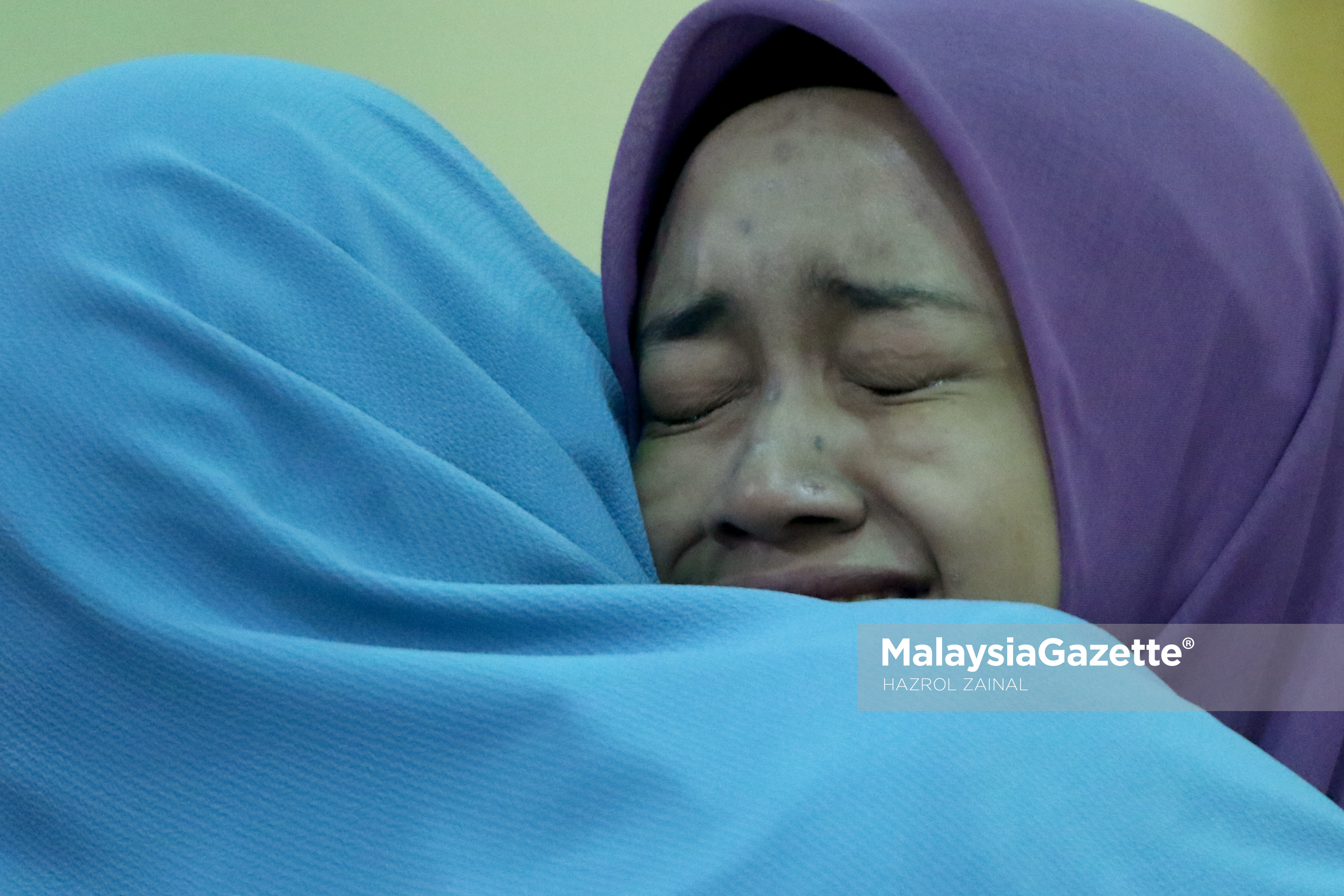 Salah seorang pelajar menitiskan air matanya kerana terlalu gembira selepas menerima keputusan cemerlang 9A dalam peperiksaan Sijil Pelajaran Malaysia (SPM) 2016 di Sekolah Seri Puteri, Cyberjaya. foto MOHD HAZROL ZAINAL, 16 MAC 2017.