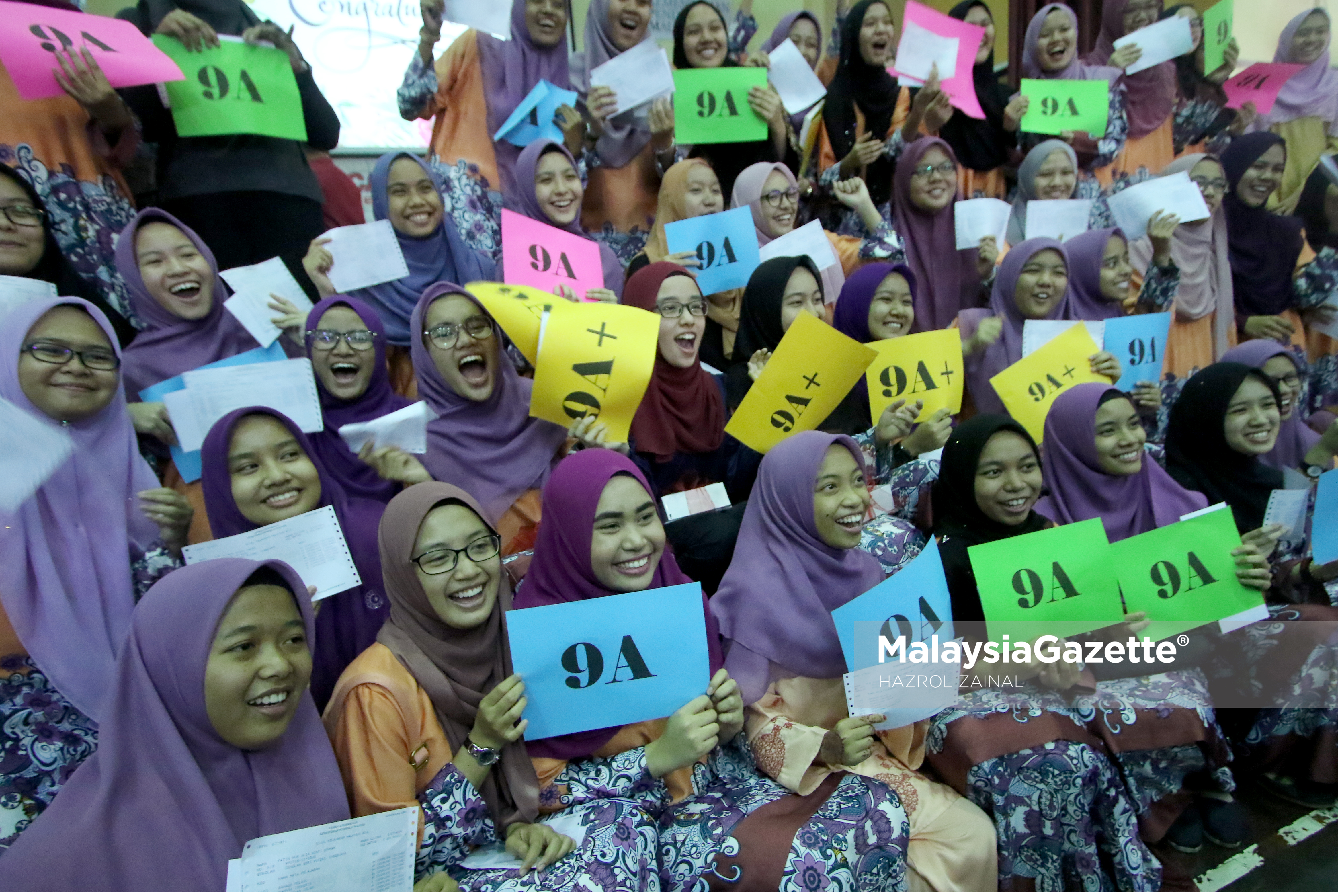 Sebahagian pelajar Sekolah Menengah Seri Puteri yang memperolehi keputusan cemerlang dalam Sijil Pelajaran Malaysia (SPM) 2016 di Sekolah Seri Puteri, Cyberjaya. foto MOHD HAZROL ZAINAL, 16 MAC 2017.