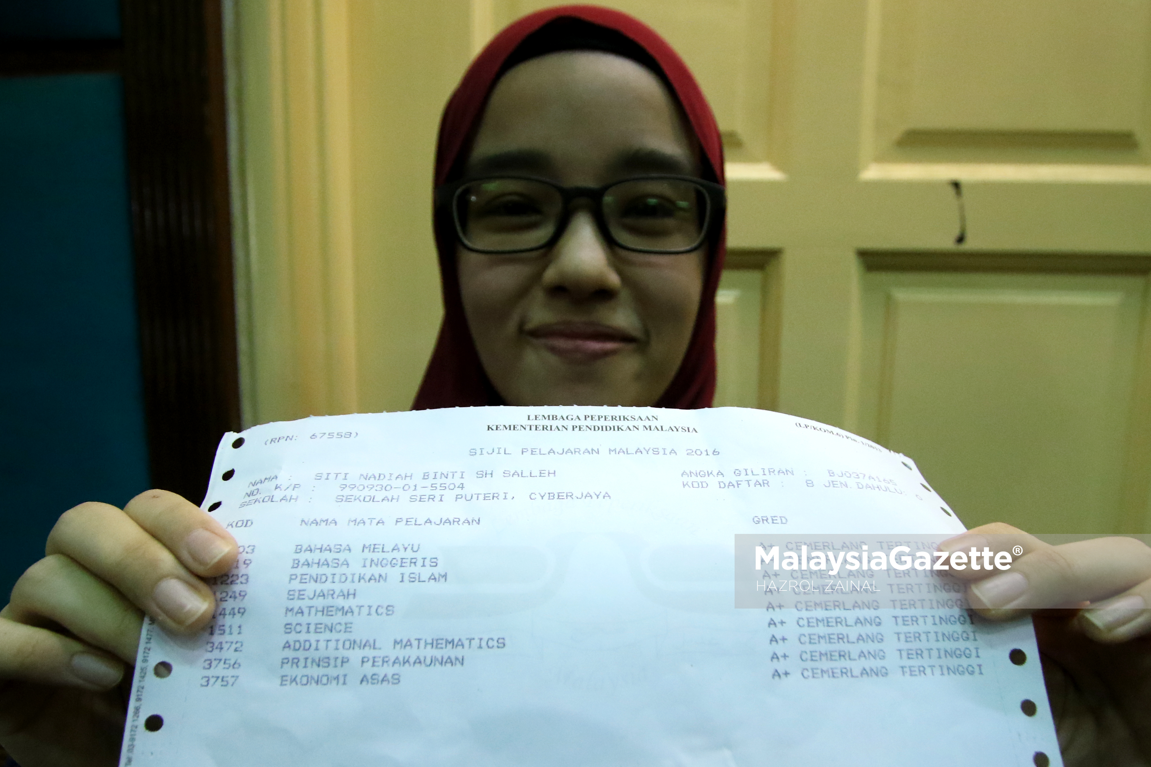 Pelajar, Siti Nadiah Sh Salleh menunjukkan slip keputusan SPM miliknya yang memperoleh 9A+ dalam peperiksaan Sijil Pelajaran Malaysia (SPM) 2016 di Sekolah Seri Puteri, Cyberjaya. foto MOHD HAZROL ZAINAL, 16 MAC 2017.