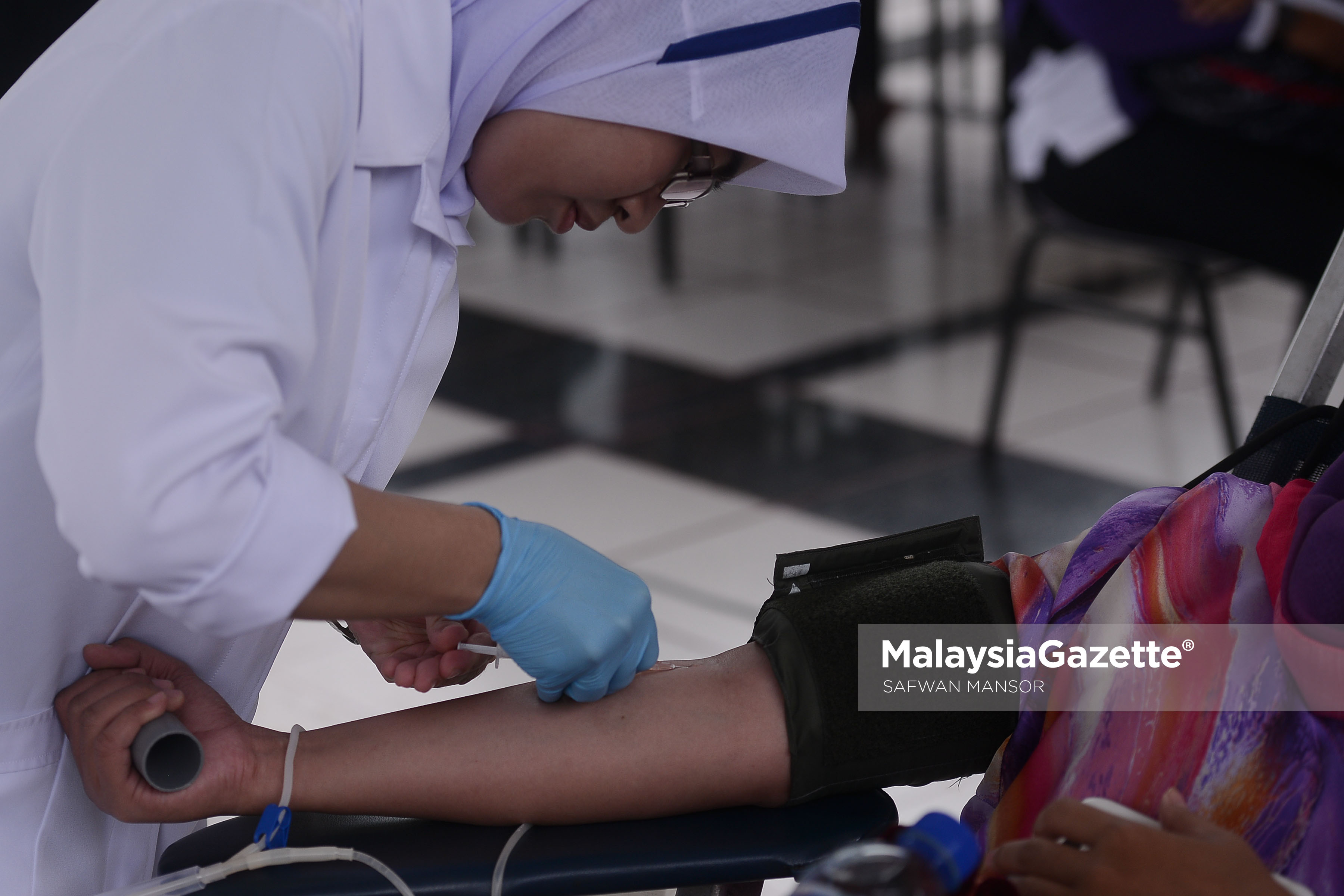 Seorang jururawat melakukan proses pengambilan darah yan turut serta mengambil bahagian menderma darah di Masjid Negara, Kuala Lumpur. foto SAFWAN MANSOR, 17 MAC 2017 