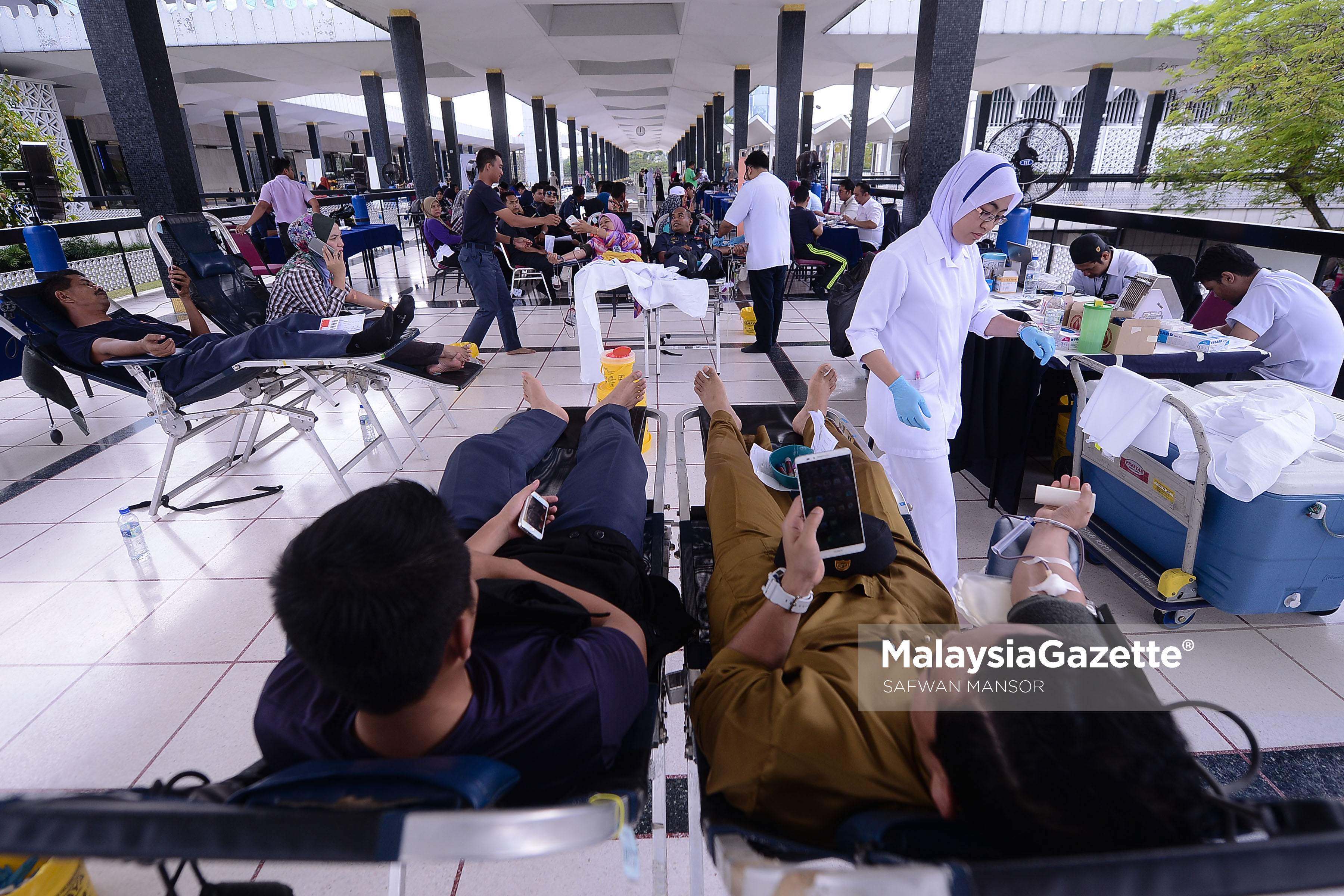 Penolong Pegawai Perubatan dan Jururawat dilihat sibuk menguruskan proses pengambilan darah di Masjid Negara, Kuala Lumpur. foto SAFWAN MANSOR, 17 MAC 2017 
