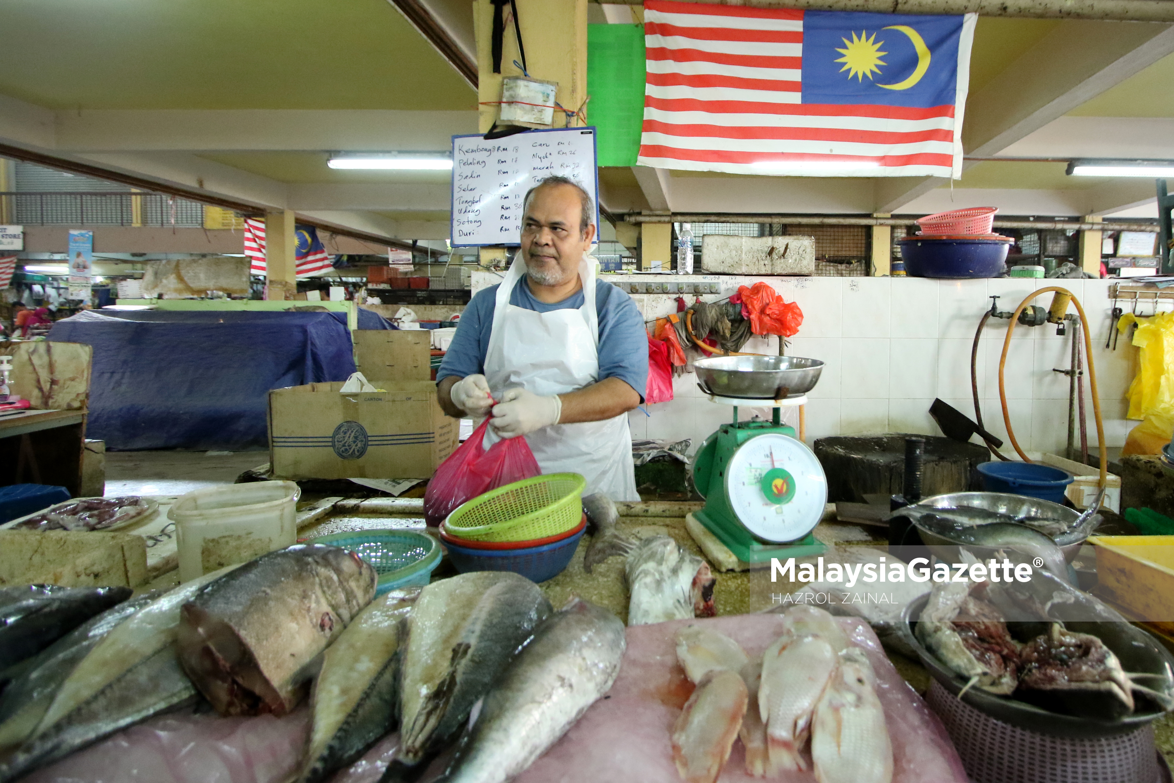 Peniaga, Ishak Shaari menyusun ikan yang dijualnya ketika tinjauan harga barang di Pasar Sungai Besi, Kuala Lumpur. foto MOHD HAZROL ZAINAL, 17 MAC 2017.