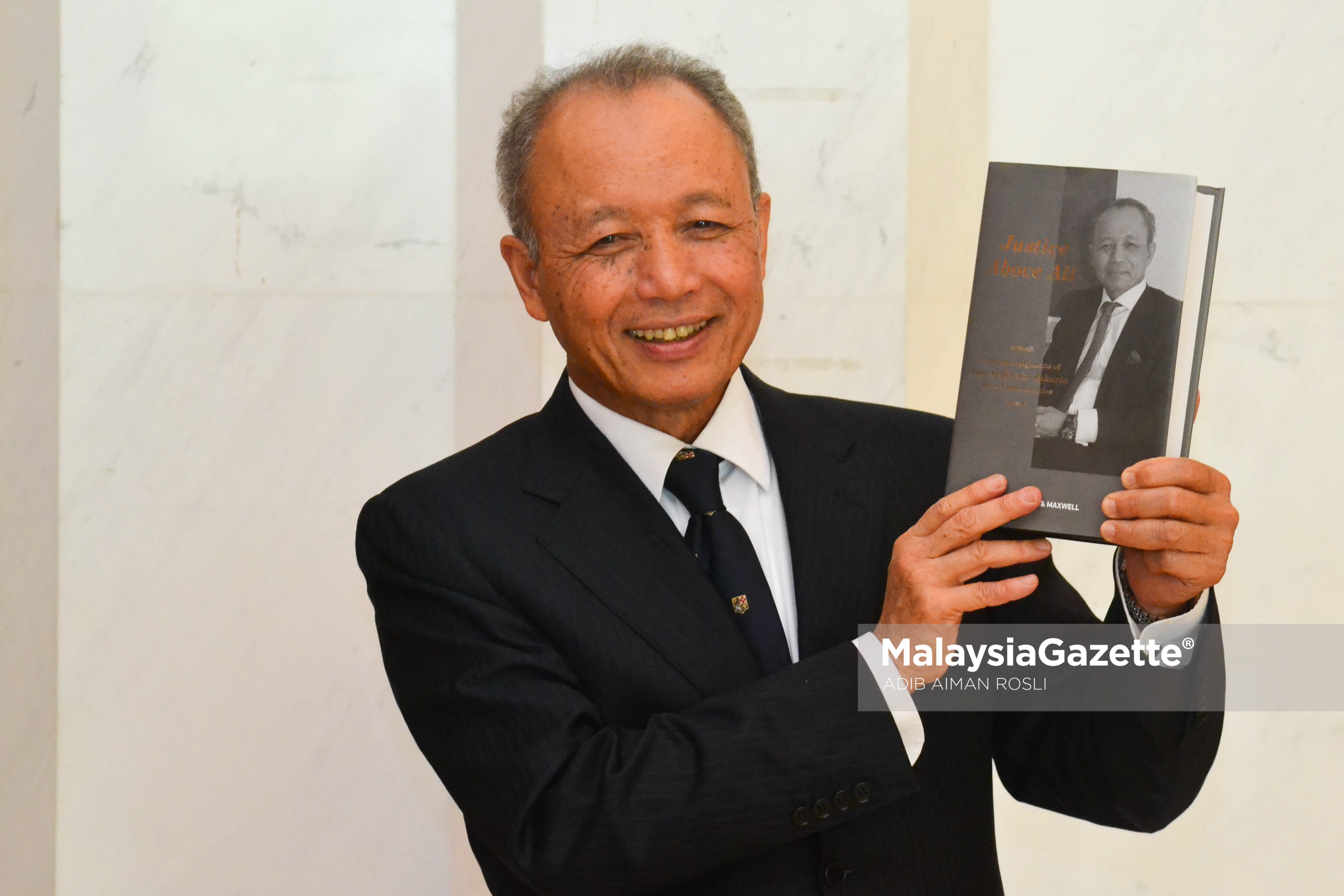 Ketua Hakim Negara, Tun Ariffin Zakaria bergambar dengan bukunya selepas Pelancaran Buku " Justice Above All" di Hotel Royale Chulan, Kuala Lumpur