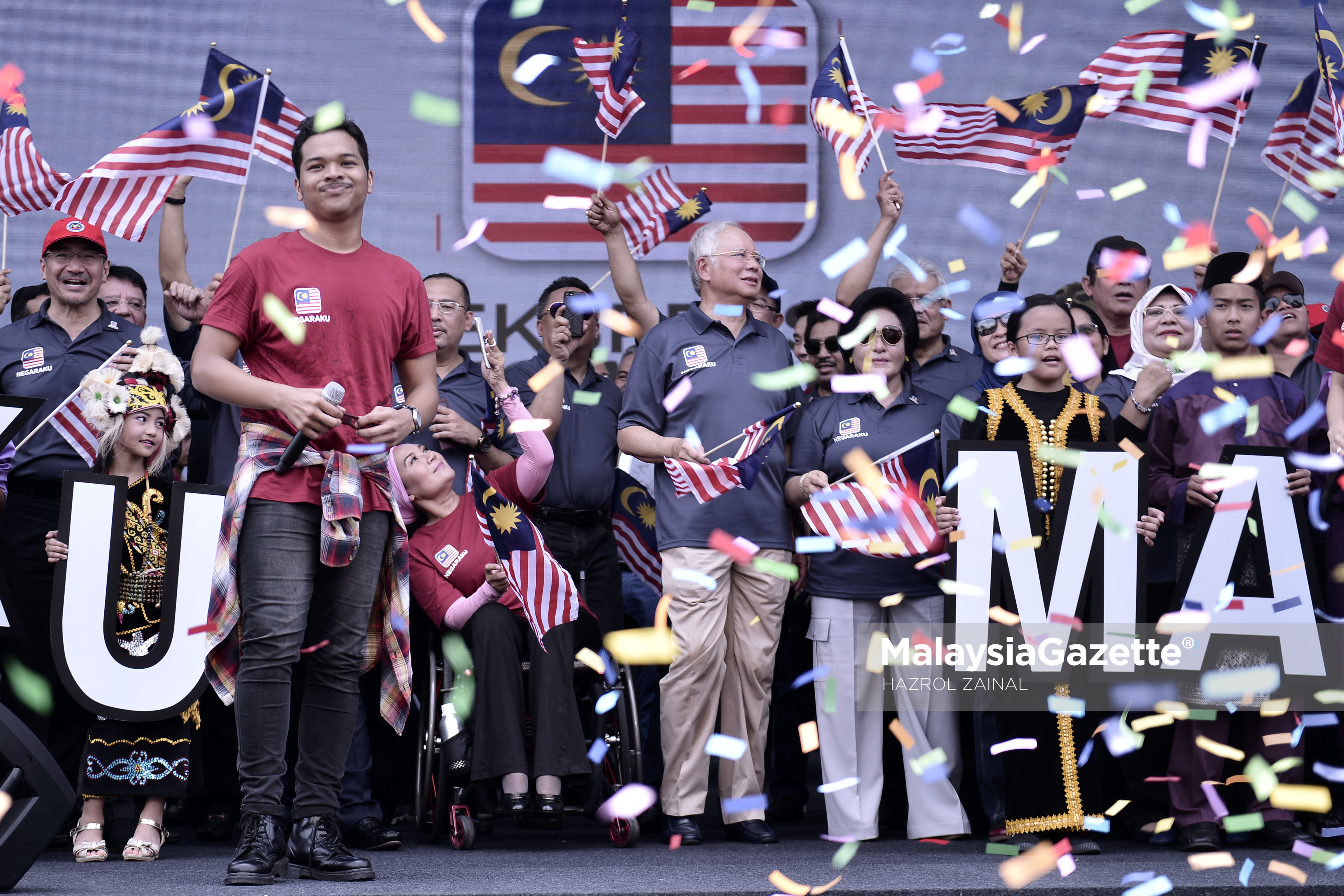 Perdana Menteri, Datuk Seri Najib Tun Razak (tengah) dan Isteri, Datin Seri Rosmah Mansor diiringi Timbalan Perdana Menteri, Datuk Seri Ahmad Zahid Hamidi serta sebahagian menteri kabinet mengibarkan bendera pada Majlis Pelancaran Kempen Ekspresi Negaraku di Putrajaya.  foto MOHD HAZROL ZAINAL, 18 MAC 2017.