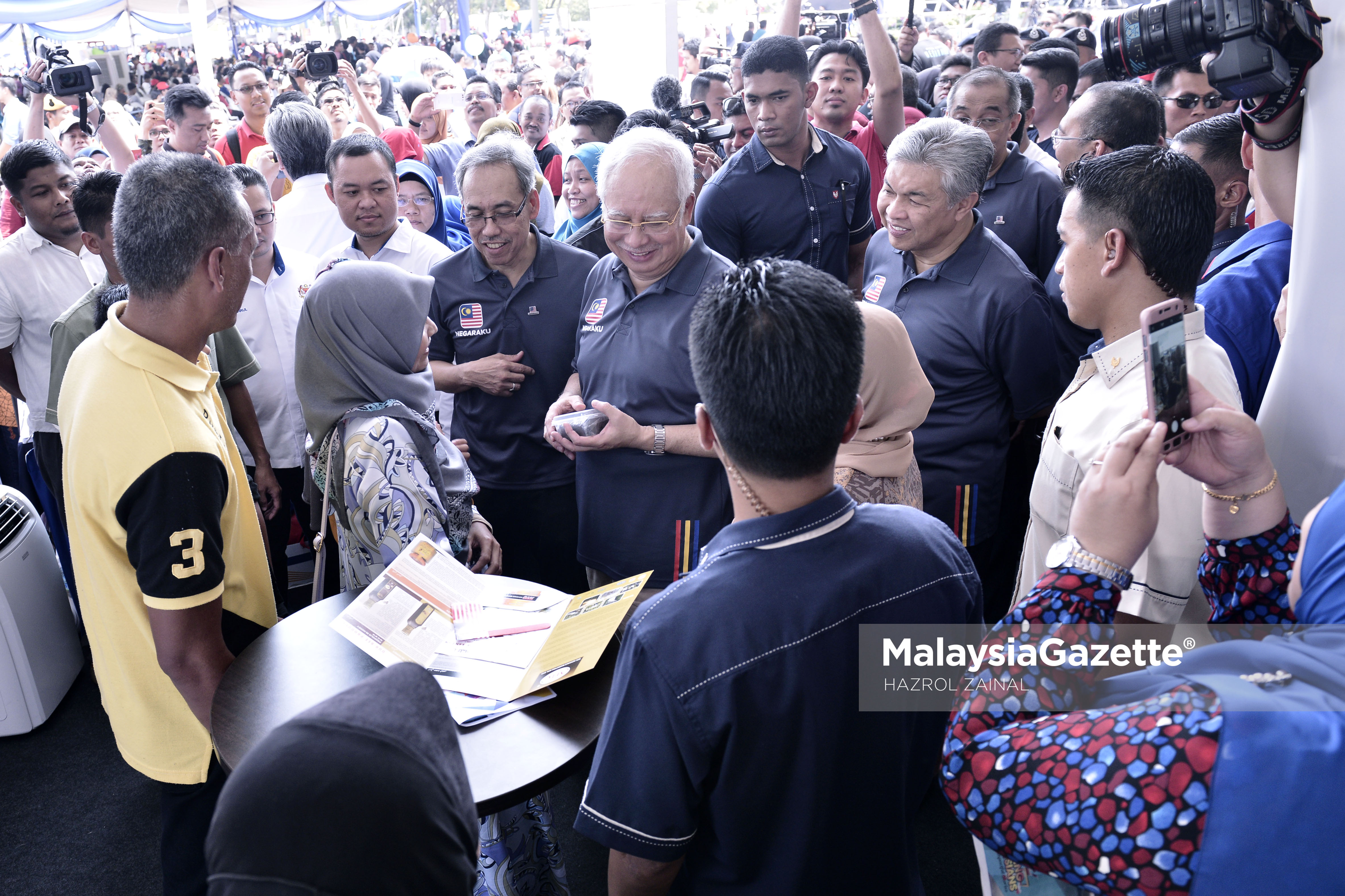 Reaksi ceria Perdana Menteri, Datuk Seri Najib Tun Razak dan Timbalan Perdana Menteri, Datuk Seri Ahmad Zahid Hamidi ketika mengunjungi ruang pameran pada Majlis Pelancaran Kempen Ekspresi Negaraku di Putrajaya. foto MOHD HAZROL ZAINAL, 18 MAC 2017.