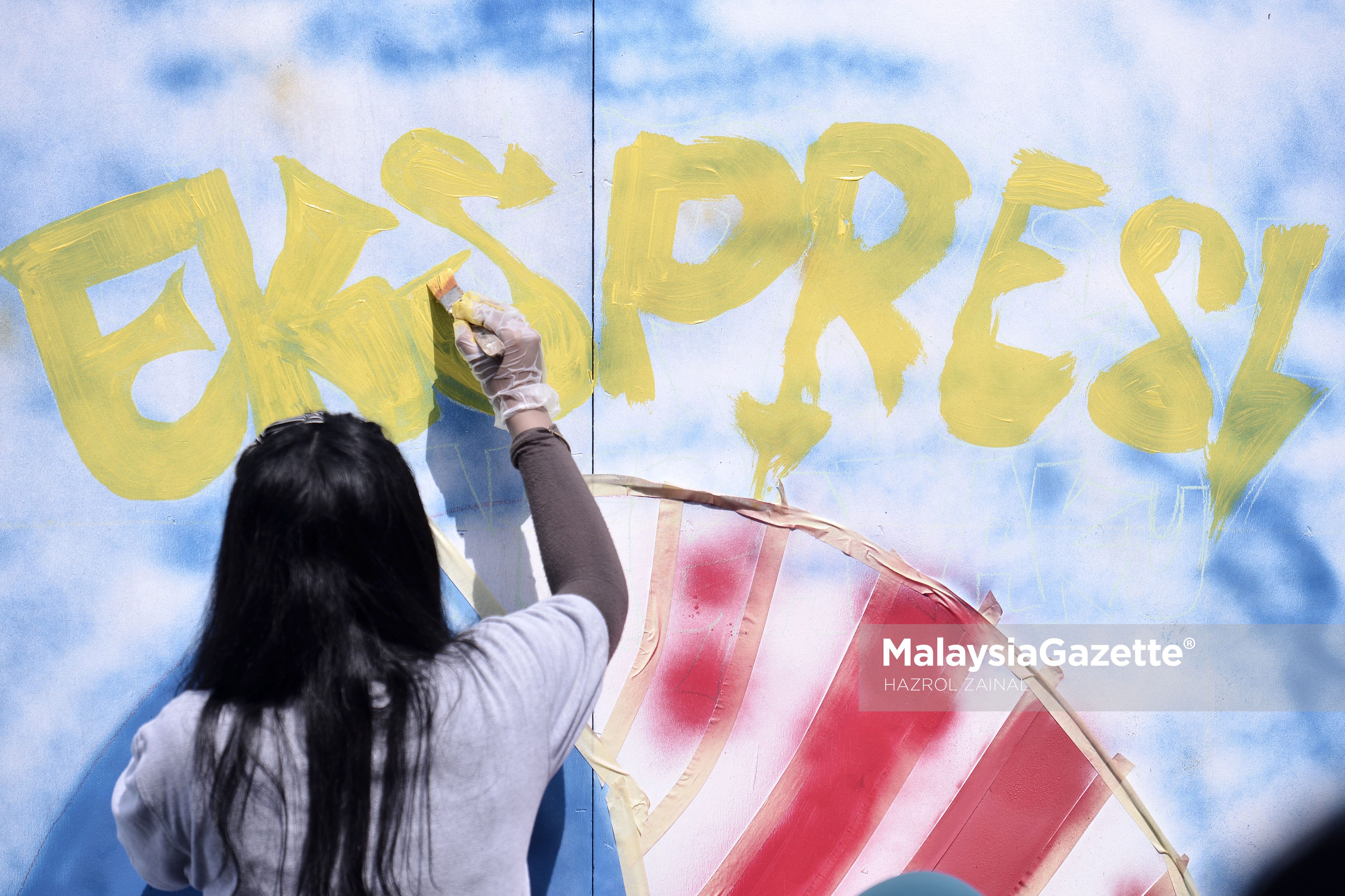 Seorang pelukis mewarnakan lukisan mural sempena pameran Kempen Ekspresi Negaraku di Putrajaya. foto MOHD HAZROL ZAINAL, 18 MAC 2017.