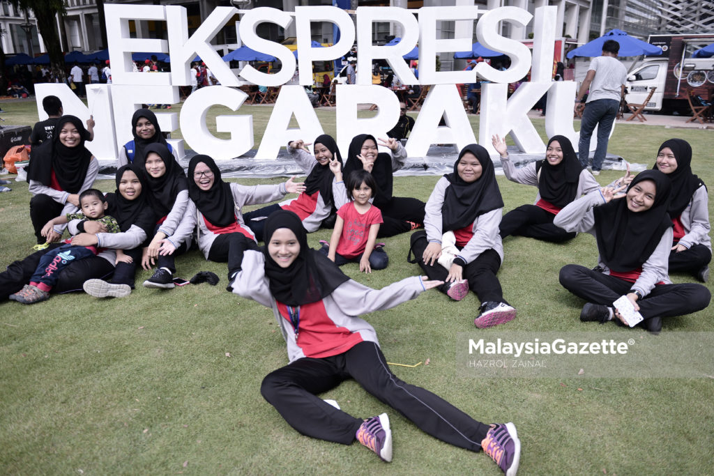 Gelagat sebahagian pelajar Giatmara bergambar pada abjad gergasi Ekspresi Negaraku sempena  program kempen Ekspresi Negaraku di Putrajaya. foto MOHD HAZROL ZAINAL, 18 MAC 2017.