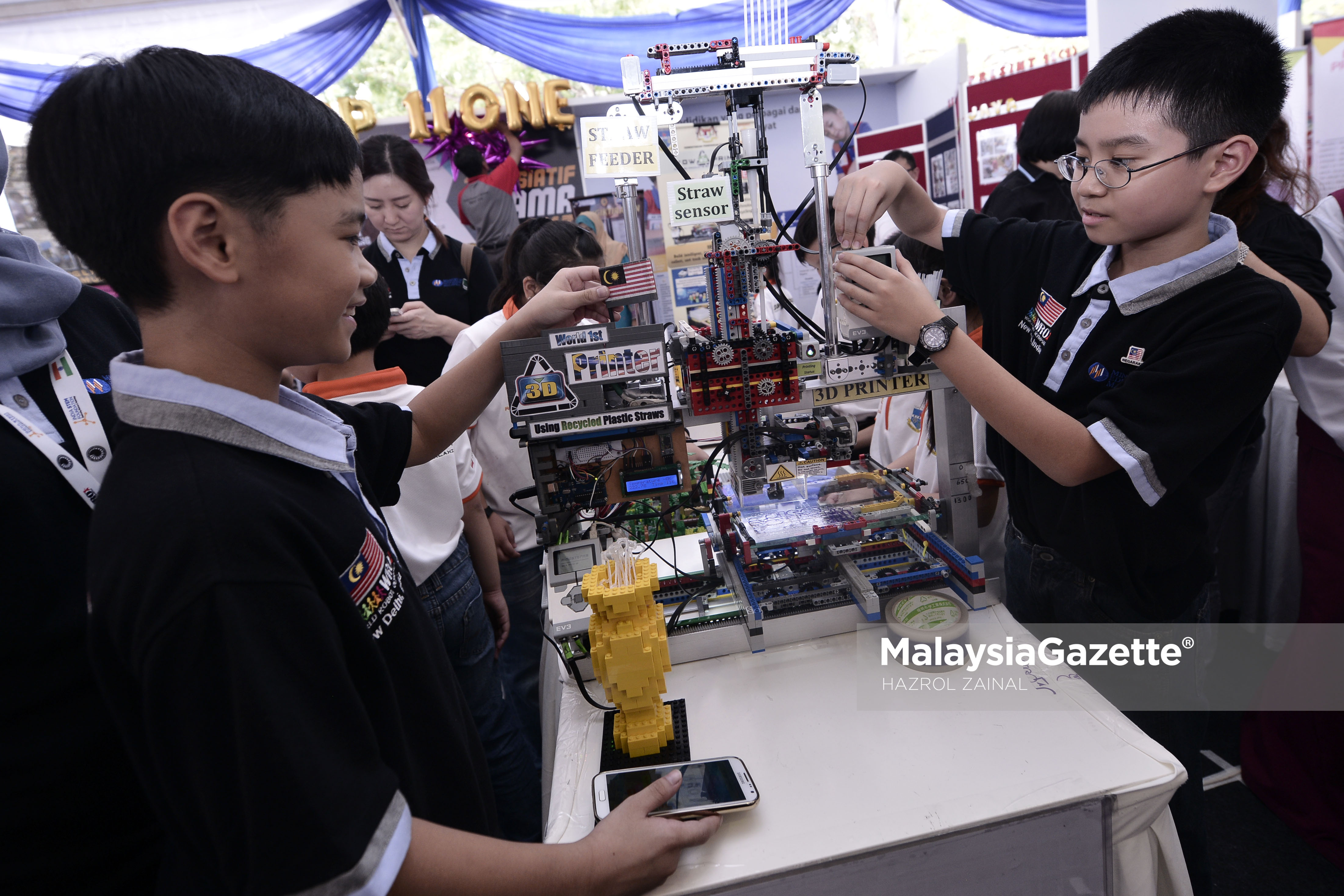 Dua pelajar tahun 6, menghasilkan robot yang dibuat hasil cantuman Lego sempena kempen Ekspresi Negaraku di Putrajaya. foto MOHD HAZROL ZAINAL, 18 MAC 2017.
