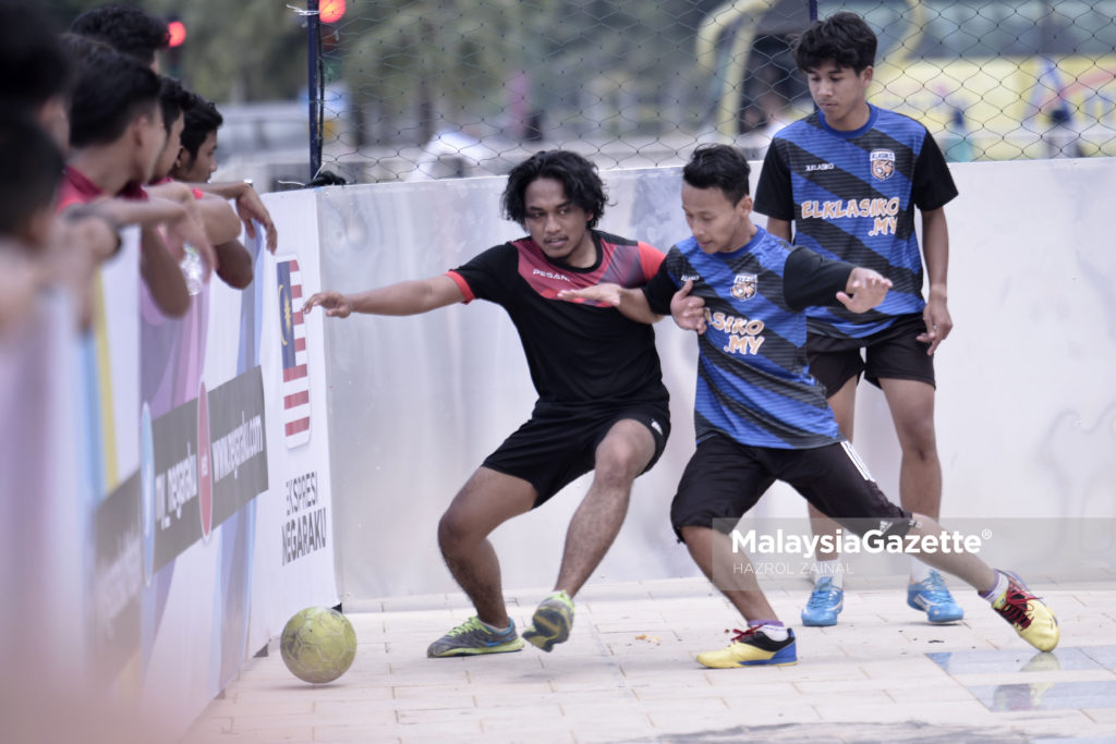 Reaksi dua pasukan yang turut menyertai perlawanan street soccer sempena Majlis Pelancaran Kempen Ekspresi Negaraku yang disempurnakan oleh Perdana Menteri, Datuk Seri Najib Tun Razak di Putrajaya. foto MOHD HAZROL ZAINAL, 18 MAC 2017.