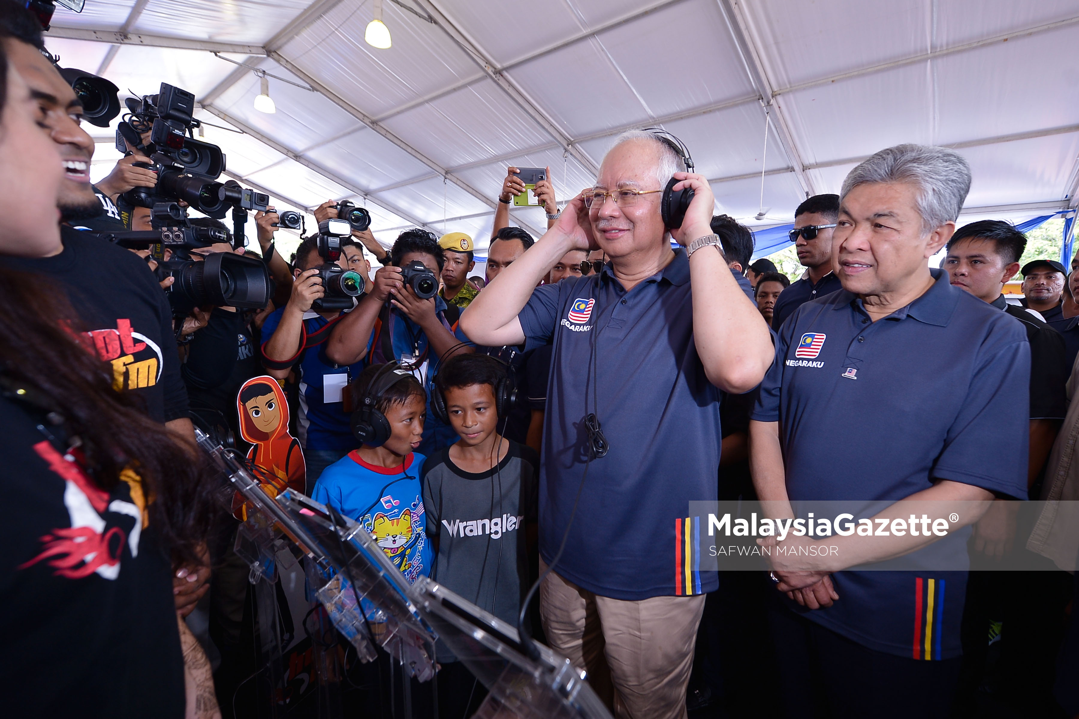 Perdana Menteri, Datuk Seri Najib Tun Razak diiringi Timbalan Perdana Menteri, Datuk Seri Ahmad Zahid mencuba aplikasi interaktif ketika mengunjungi ruang pameran Hot FM selepas melancarkan Kempen Ekspresi Negaraku di Putrajaya. foto SAFWAN MANSOR, 18 MAC 2017
