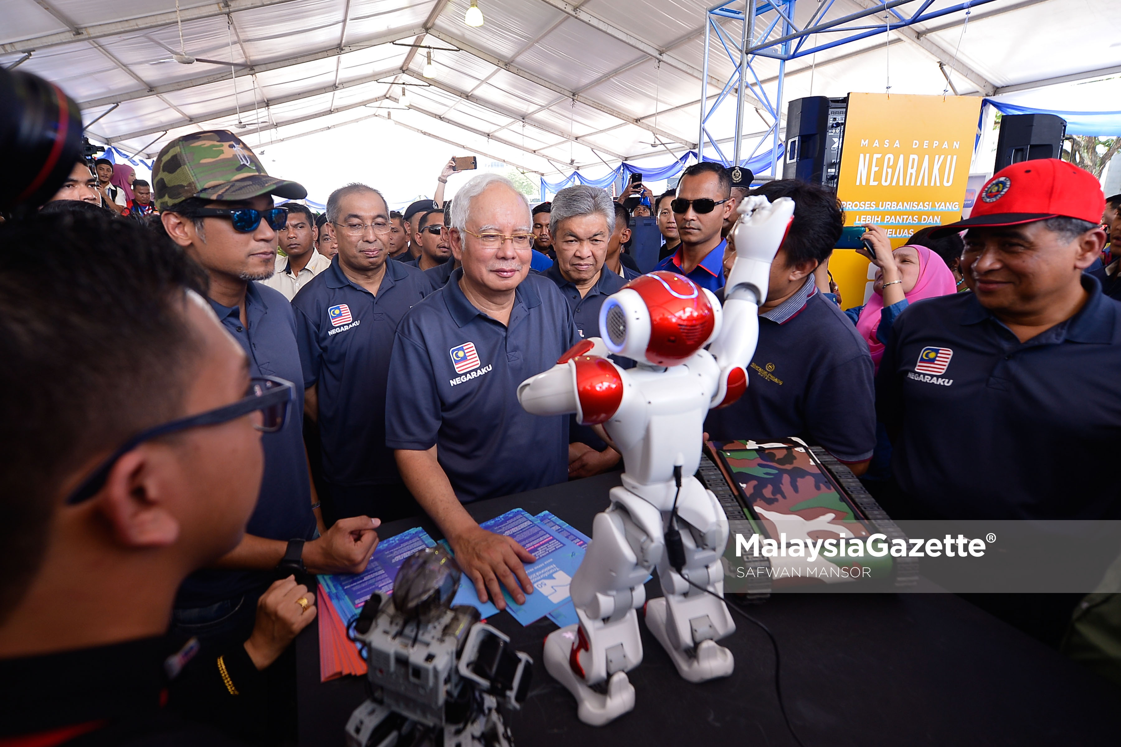 Perdana Menteri, Datuk Seri Najib Tun Razak diiringi Timbalan Perdana Menteri, Datuk Seri Ahmad Zahid dan Menter Belia dan Sukan, Yb Khairy Jamaluddin (dua kiri) melihat robot ketika mengunjungi ruang pameran Tranformasi Nasional (TN50) selepas melancarkan Kempen Ekspresi Negaraku di Putrajaya. foto SAFWAN MANSOR, 18 MAC 2017
